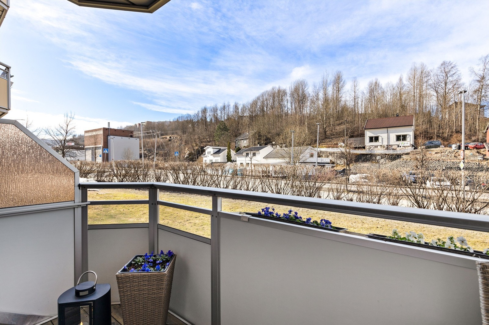 Overbygget sydvestvendt balkong på ca. 9 kvm med terrassebord på gulv Galleribilde
