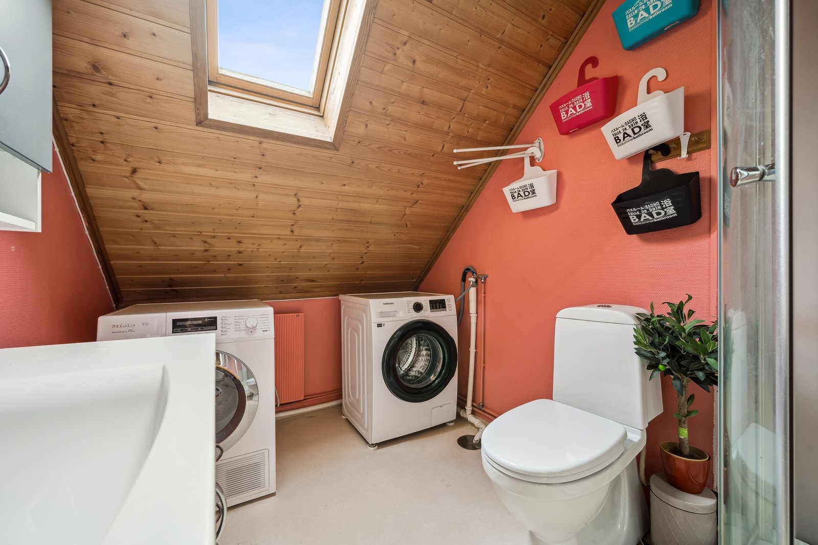 på badet er det opplegg for vaskemaskin og tørketrommel Galleribilde