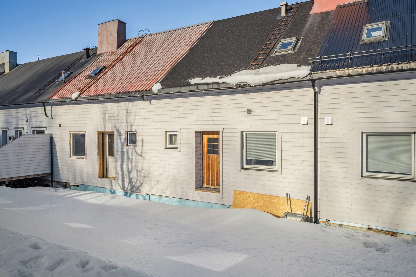 Fasade mot sør består av liggende trekledning fra 2024. Veggen er bygget opp med 20cm ny isolasjon, asfaltplater, vindsperre, luftesjikt, musesikring og dobbelfalset trepanel. Galleribilde