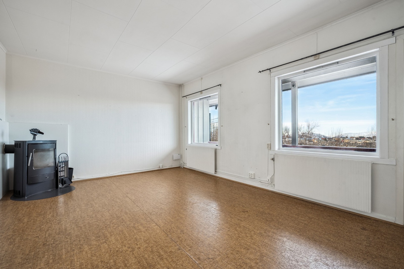 Stuen er romslig og det er god plass for stor sofaløsning med tilhørende møblement Galleribilde