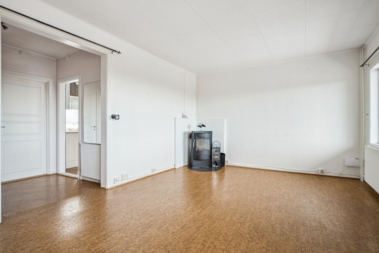 Boligen varmes opp med strøm, supplert med vedovn Galleribilde