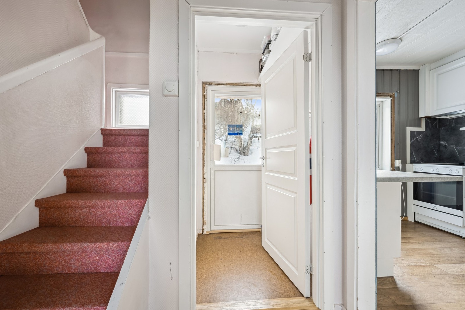 Det er utgang til boligens bakside fra 1.etg. Galleribilde