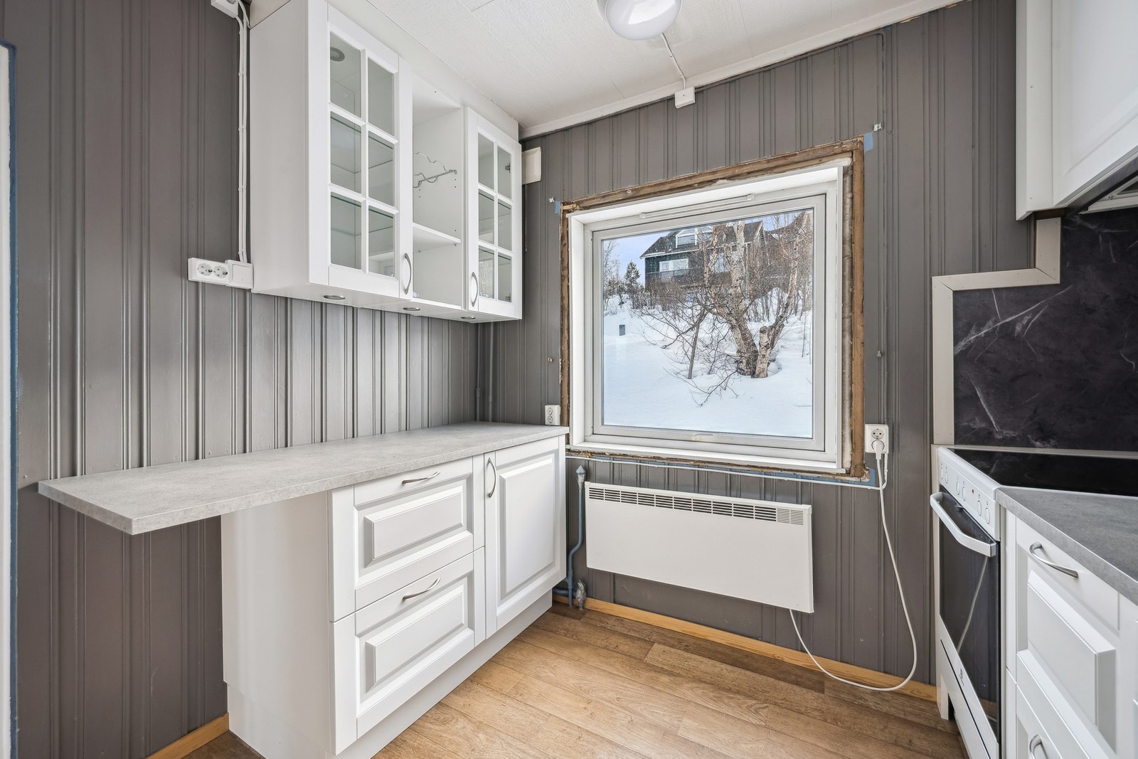 Det er gjenstående arbeider å finne, sånn som listing rundt vindu Galleribilde