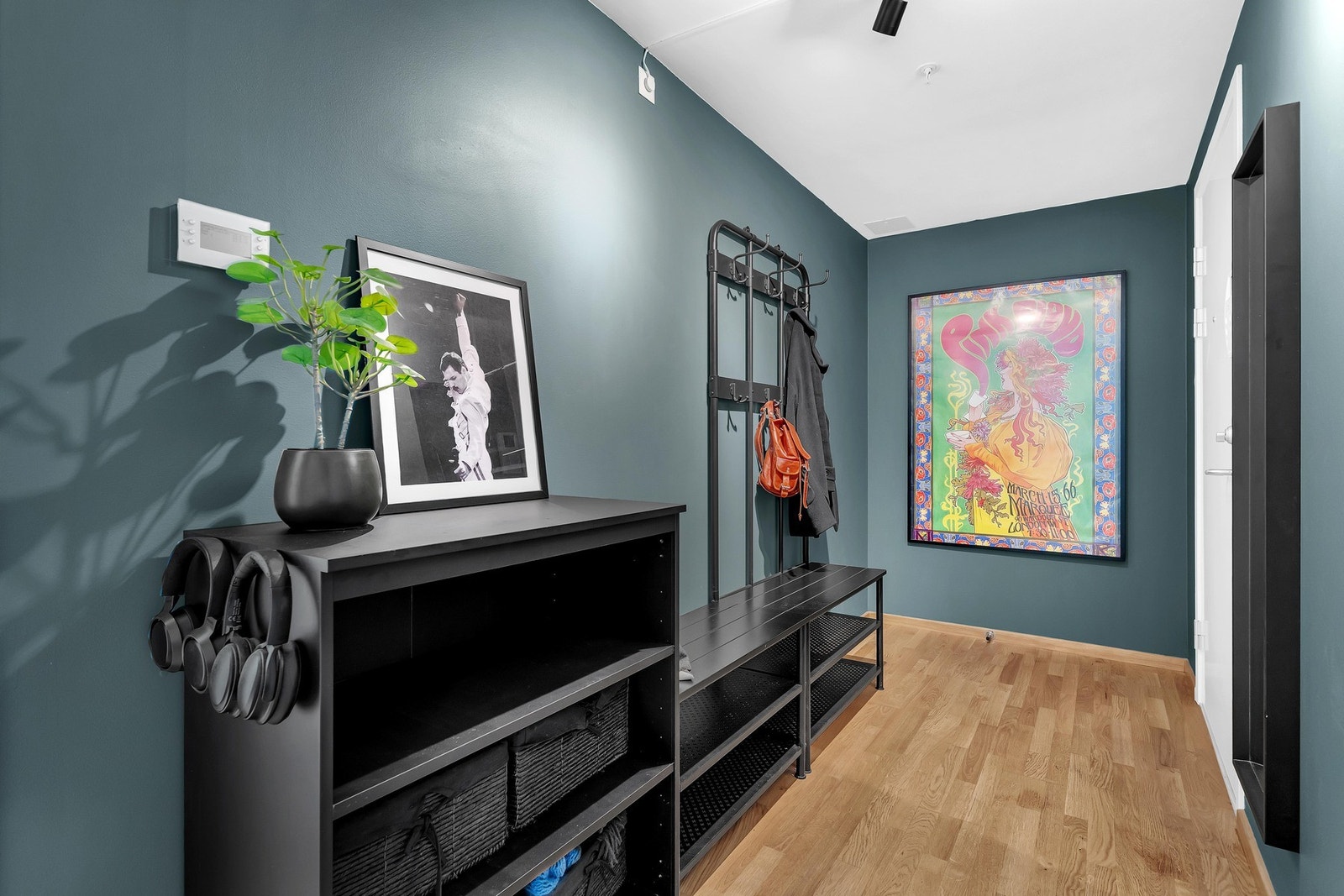 Her ønskes velkommen inn til en romslig entré malt i lune farger. Galleribilde