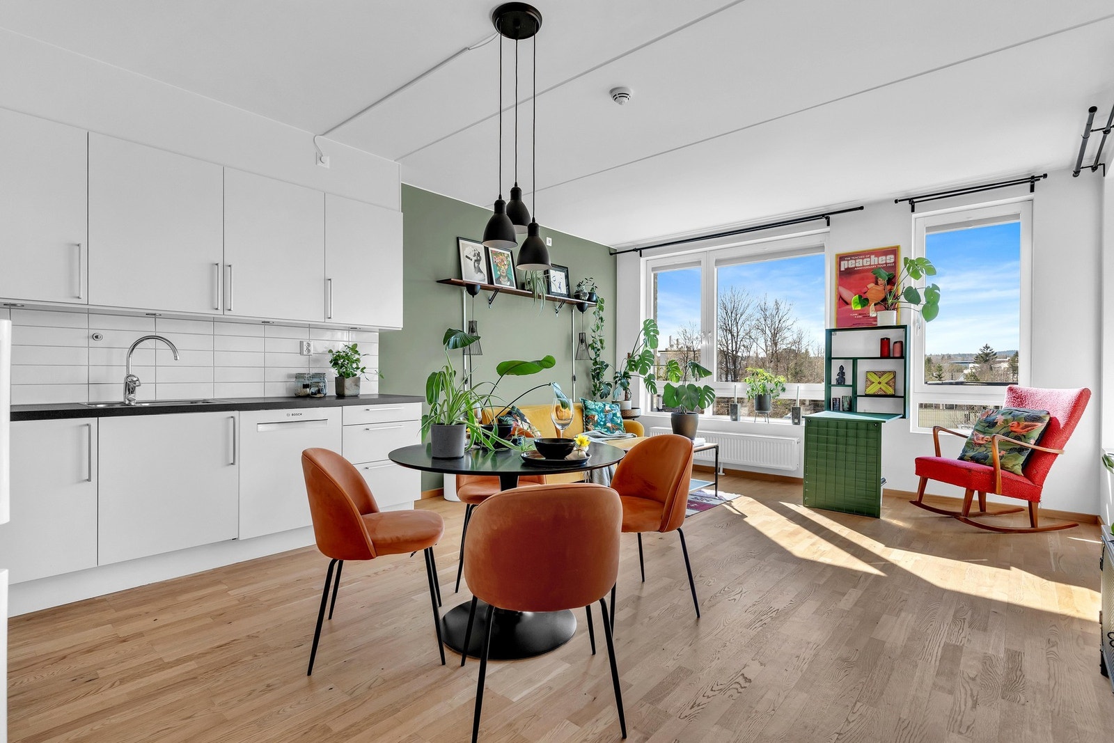 Tidløs kjøkkeninnredning fra 2016 med hvite glatte fronter. Galleribilde