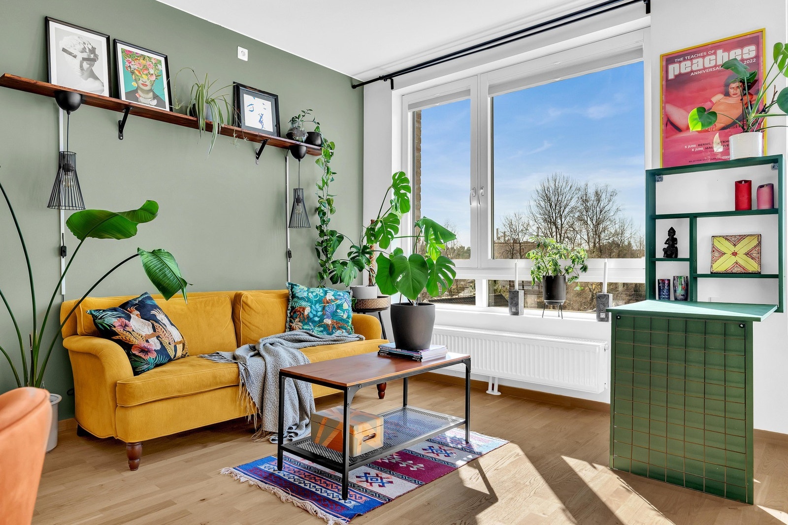 Leiligheten er tilknyttet felles varmtvann/oppvarming og sentralvarme til radiatorer.
Det er også montert solskjerming - praktisk på varme sommerdager! Galleribilde