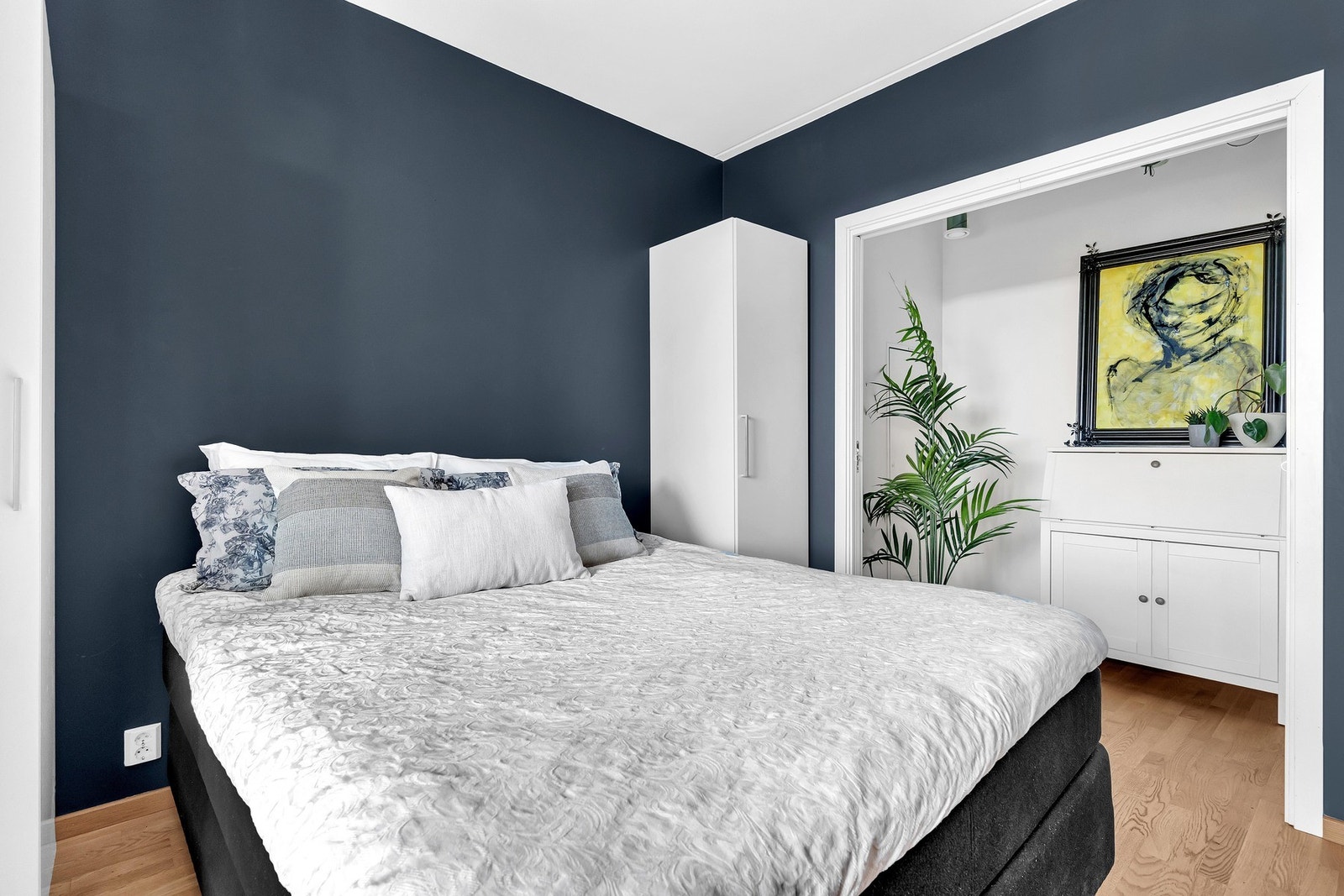 Soverommet har en innvendig bod med skyvedører som kan benyttes som et walk-in closet. Galleribilde