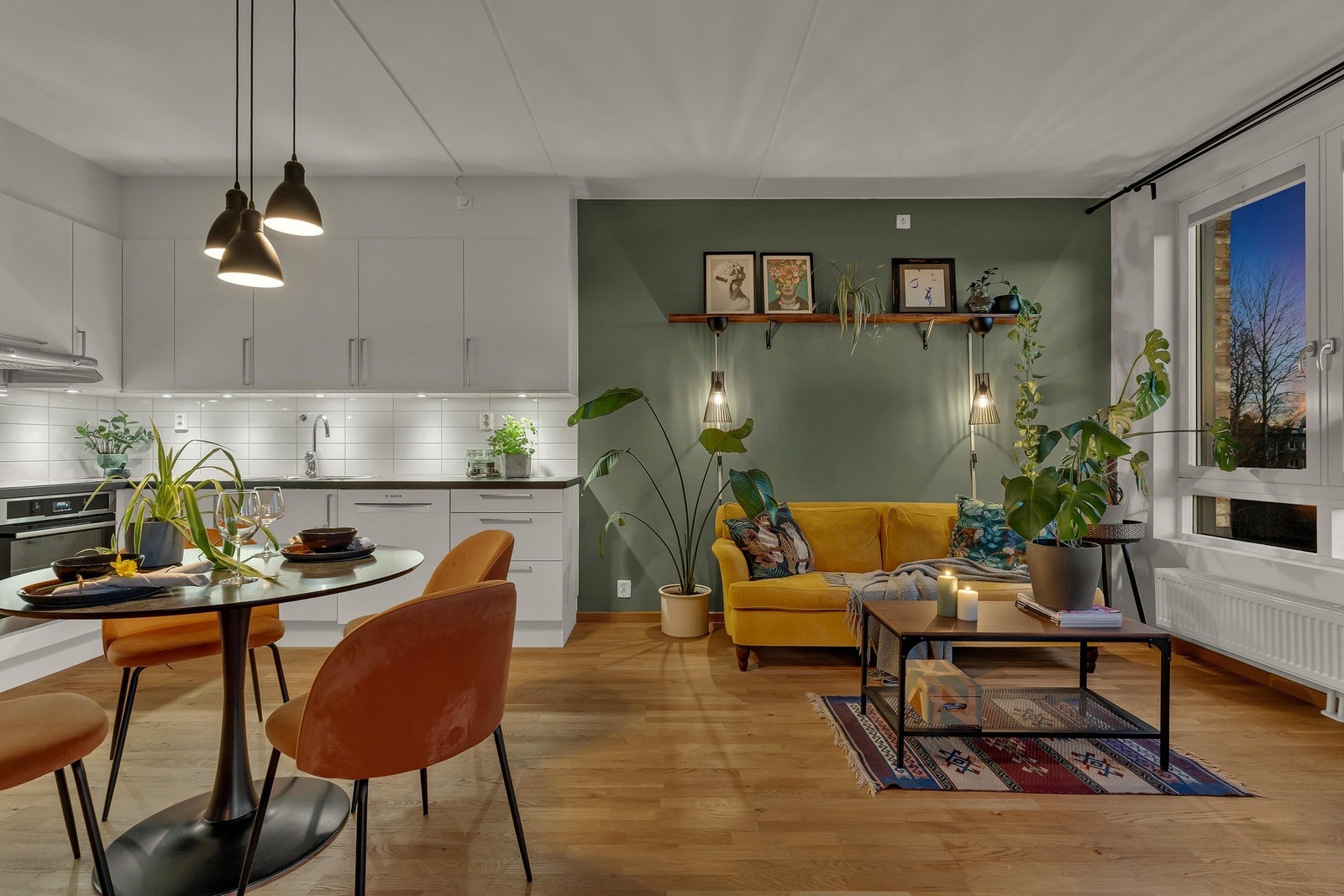 Drømmer du om å bo moderne, komfortabelt og nært både byen og naturen? Da er Skogblomstveien 102 perfekt for deg! Galleribilde