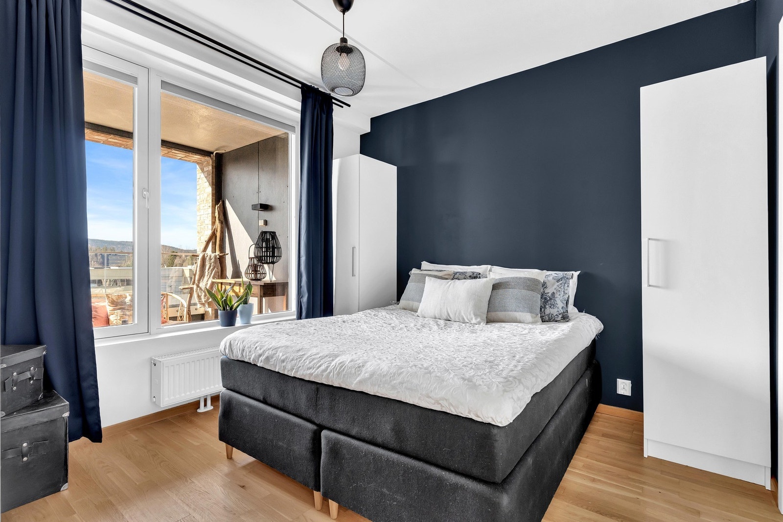 Leiligheten romslige soverom lar seg enkelt møblere med seng, nattbord og garderobeløsning. Galleribilde