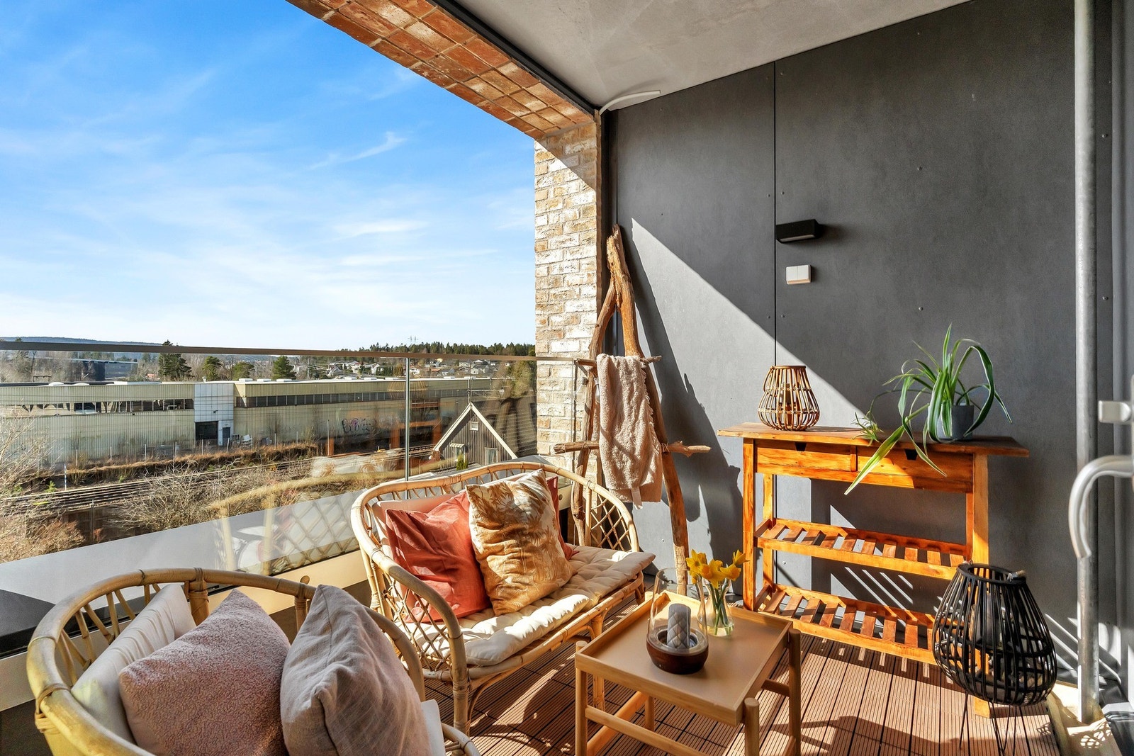 Langvannet byr på bading om sommeren, fiskemuligheter og flotte turstier hele året. Herfra er det også kort vei til Østmarka - en av Østlandets vakreste friluftsperler. Galleribilde