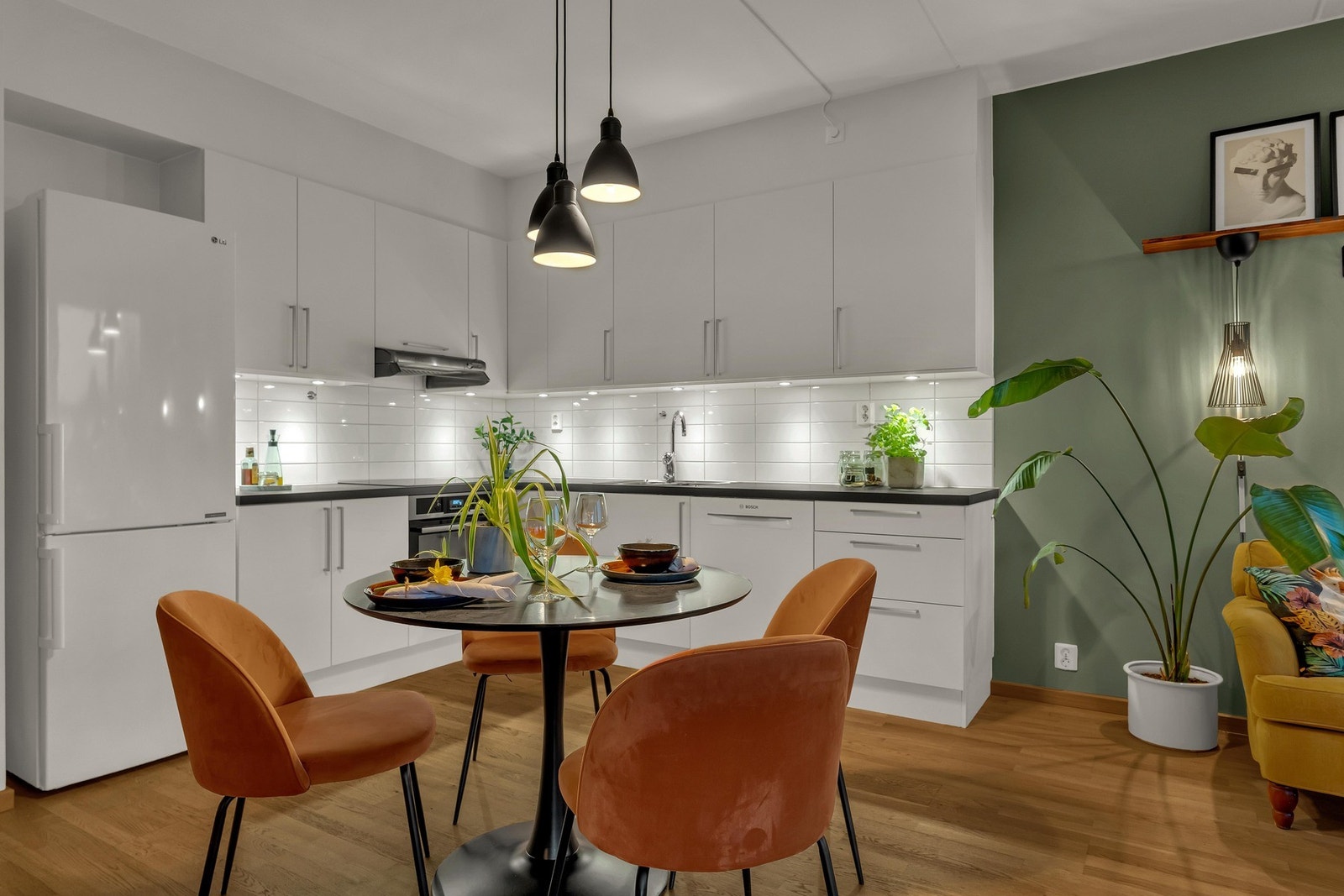 Denne lyse og lekre 2-roms selveierleiligheten fra 2016 ligger praktisk til i et nyetablert område, i hjertet av Lørenskog Stasjonsby - hvor hverdagens bekvemmeligheter møter grønne omgivelser og urbane impulser. Galleribilde