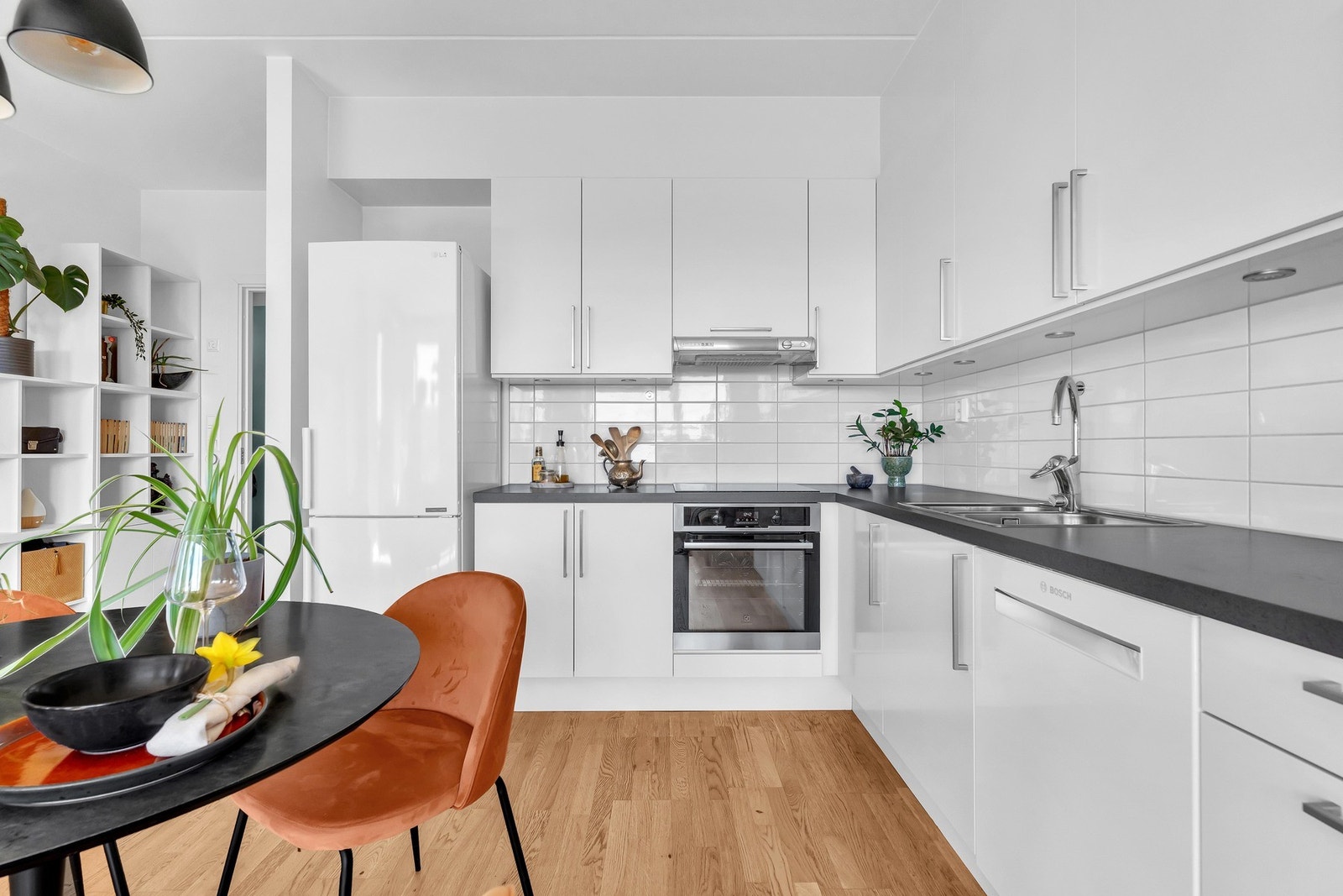 Kjøkkenet har en laminert benkeplate med nedfelt oppvaskkum av rustfritt stål med ett-greps armatur. Galleribilde