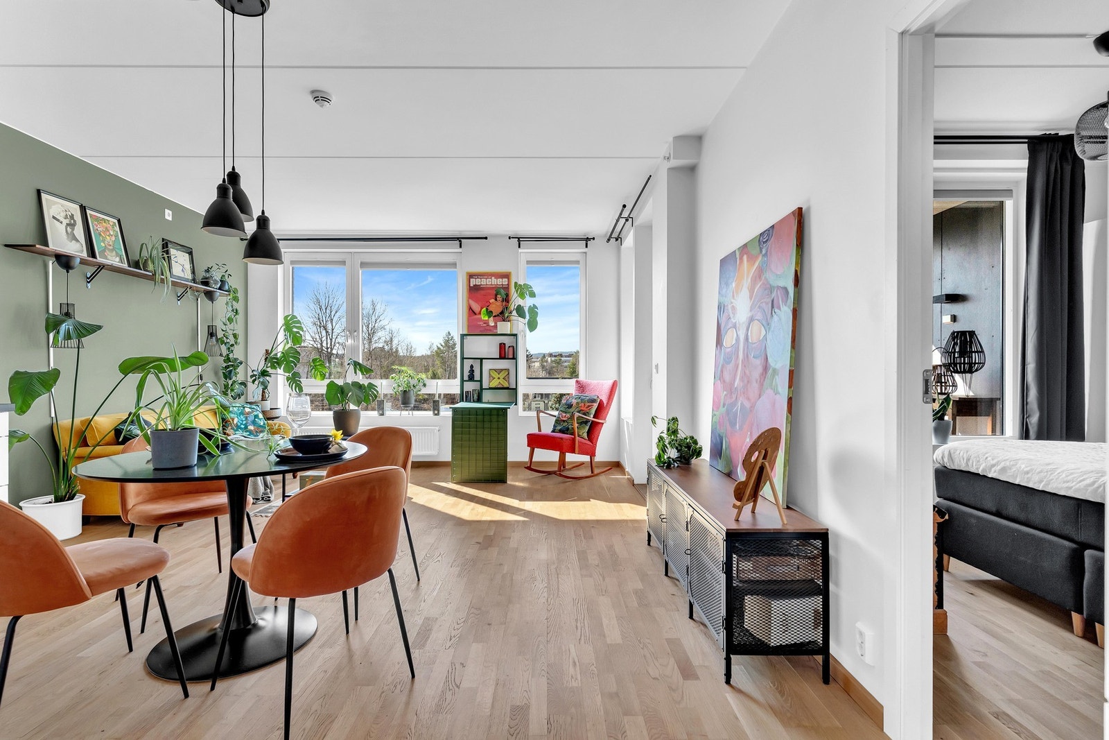 Bli med inn igjen så tar vi turen inn på leilighetens herlige soverom! Galleribilde