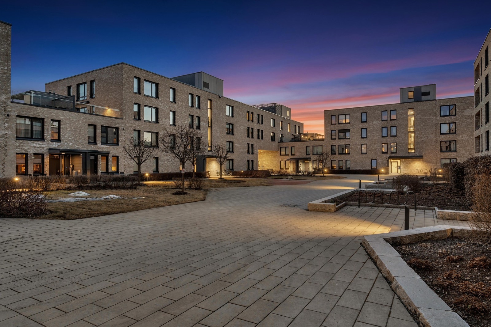 Kveldene kan by på konserter, kino eller kulturelle opplevelser på Lørenskog Hus, bare en kort spasertur unna.
Toget bringer deg til Oslo sentrum på kun 12 minutter, mens Triaden kjøpesenter og hyggelige kafeer ligger en liten gåtur unna for shopping og s Galleribilde