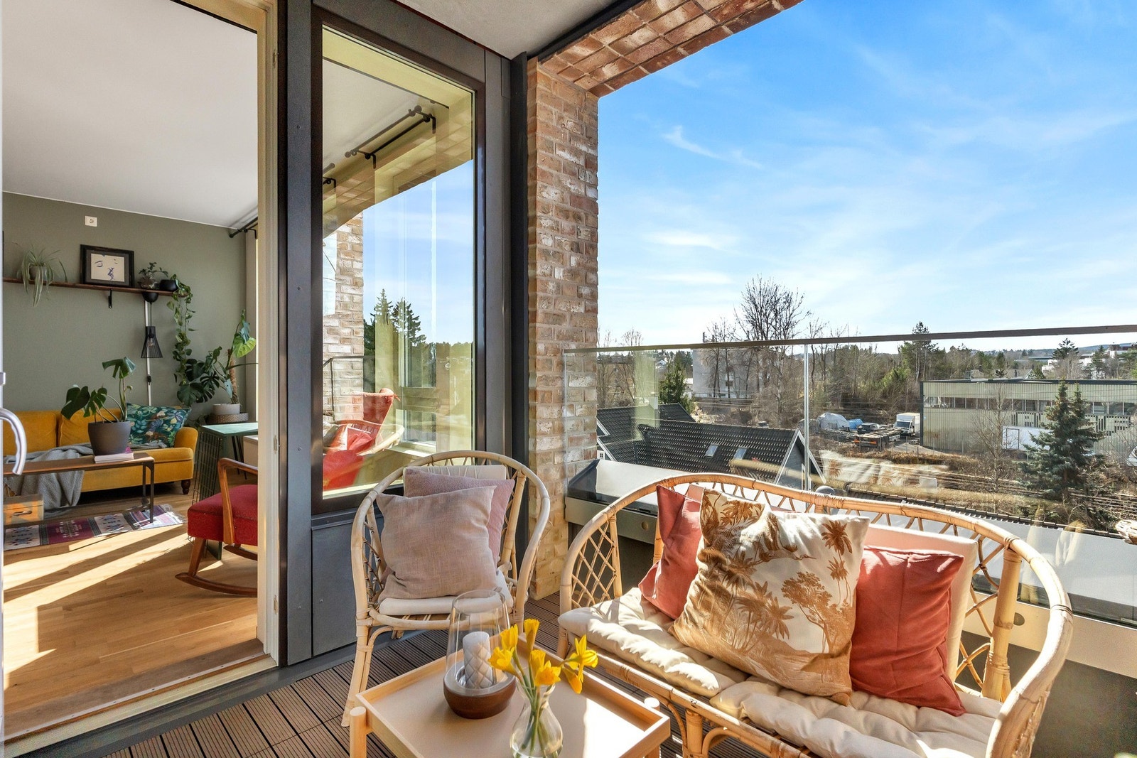 Ta lange søndagsturer blant gamle furutrær, eller spenn på deg skiene om vinteren og gli innover milevis med preparerte løyper - nesten rett fra din egen dørstokk. Galleribilde