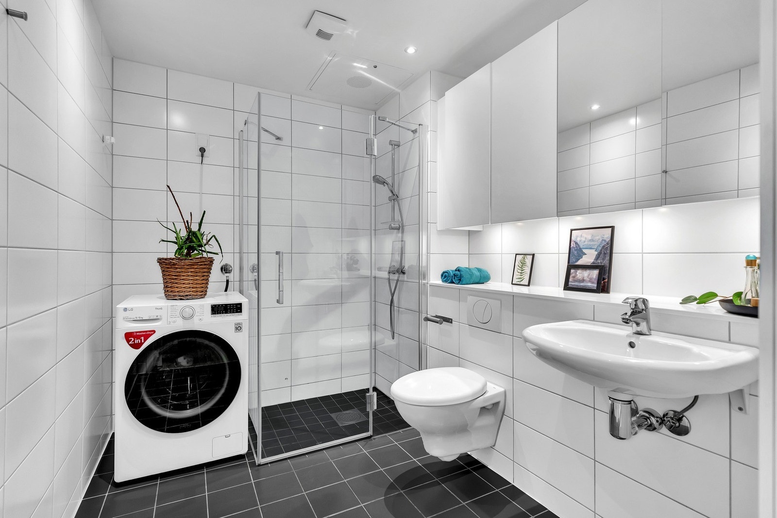 Flott prefabrikkert baderomskabin fra 2016 med gulvvarme. Galleribilde