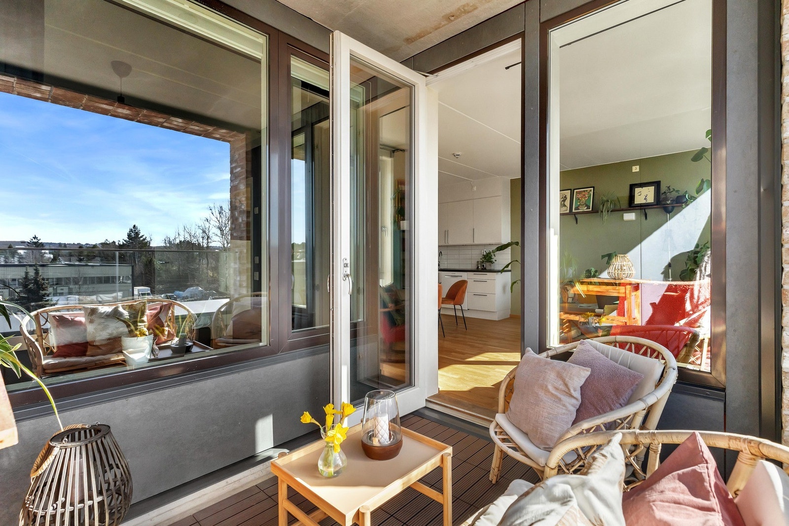 Bli med ut på denne sørvestvendte overbygde balkongen med deilige solforhold! Galleribilde