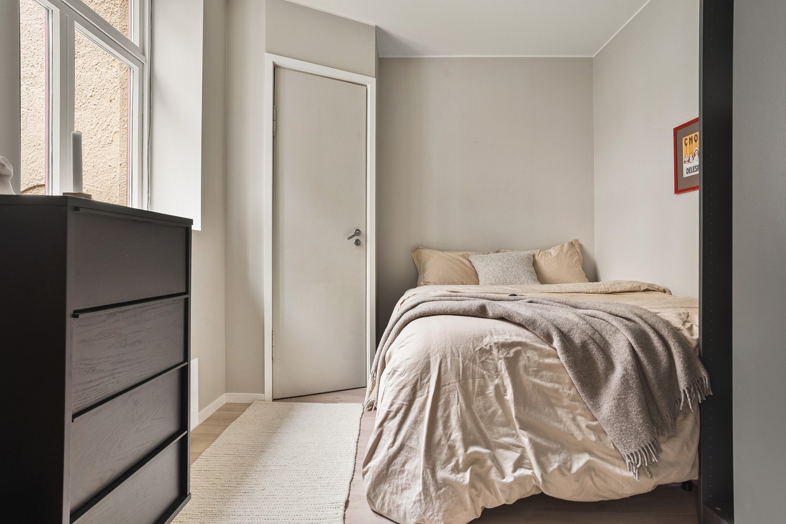 Hovedsoverommet måler 7,7 kvm, her er det også en praktisk garderobe med plass til alt av klær og oppbevaring. Galleribilde