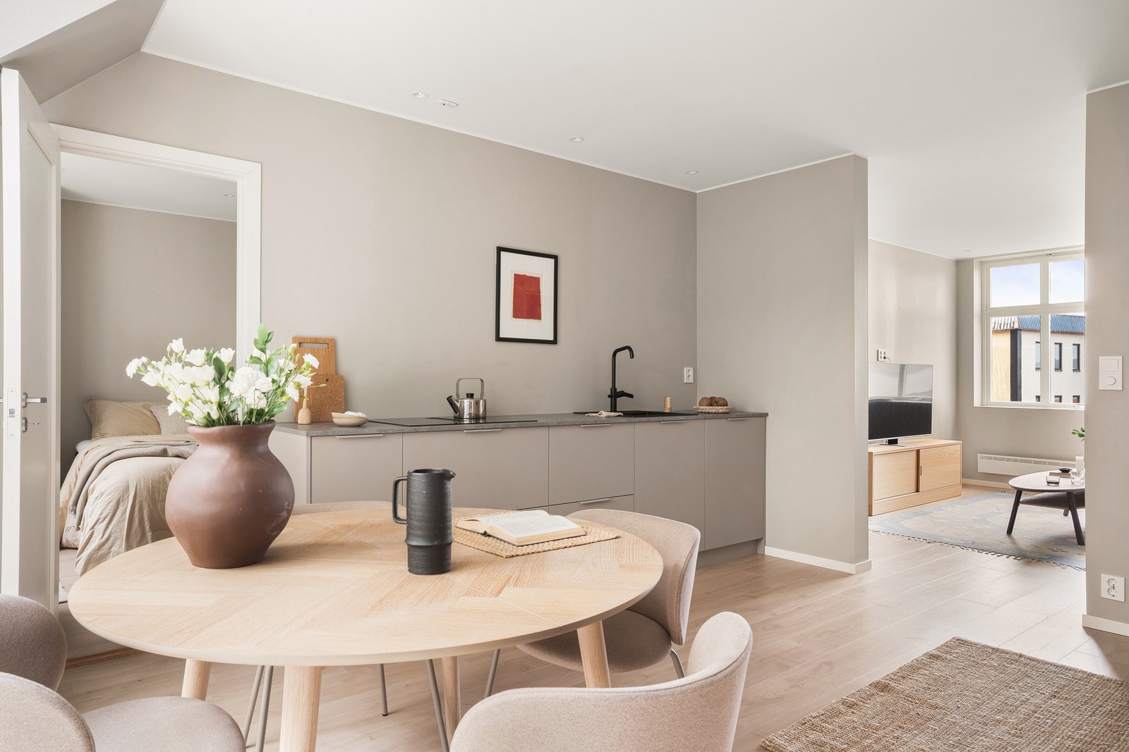 Av integrerte hvitevarer medfølger stekeovn, oppvaskmaskin, platetopp med integrert ventilator og kjøleskap med frysedel. Galleribilde