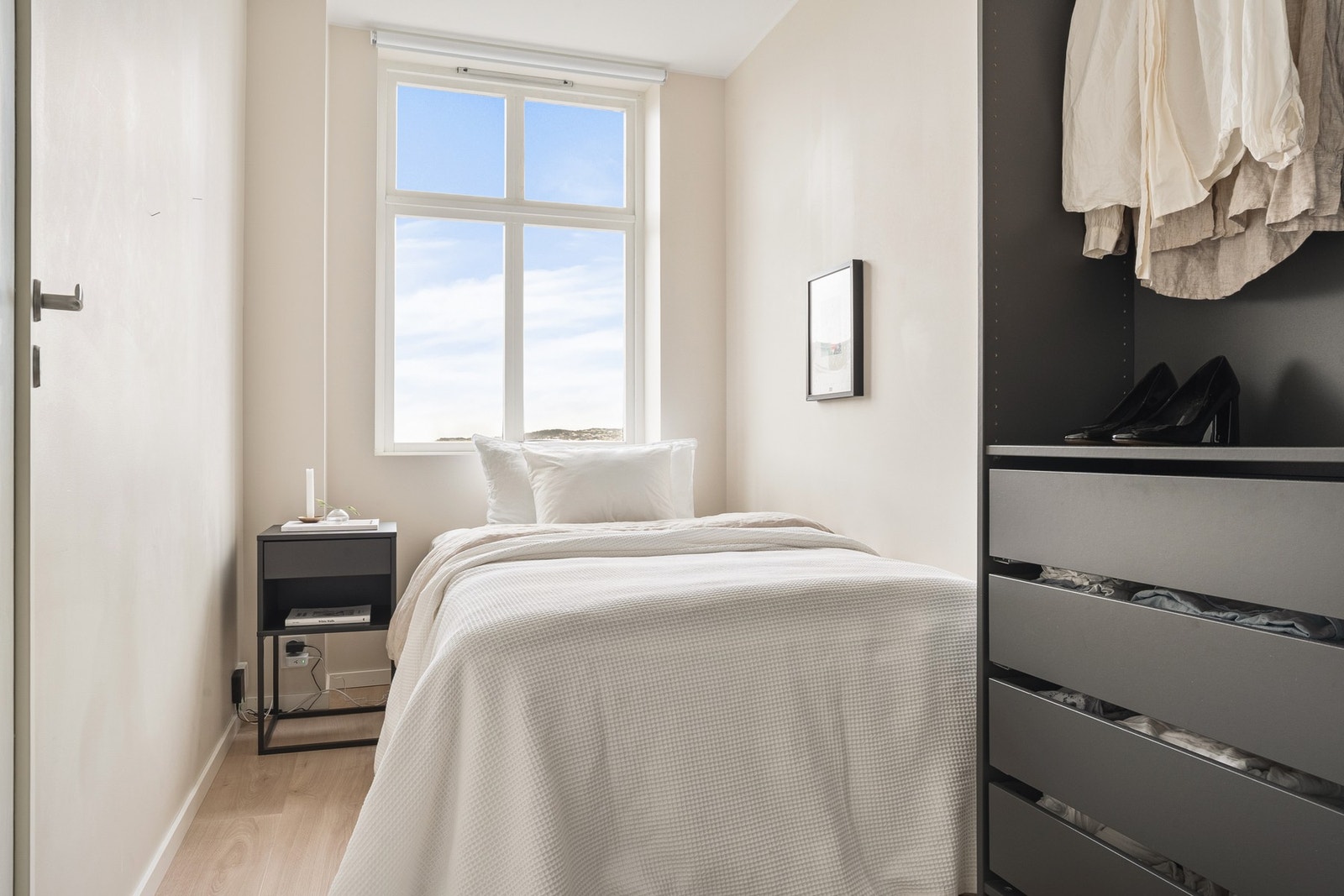 Det minste soverommet måler ca. 6,3 kvm, og passer ypperlig til gjesterom, kontor eller til utleie. Galleribilde