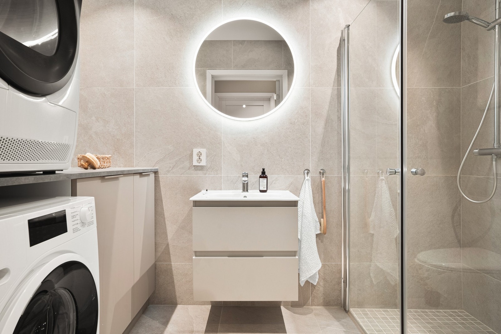 Her er det også innfelte downlights og varmekabler i gulvet. Galleribilde