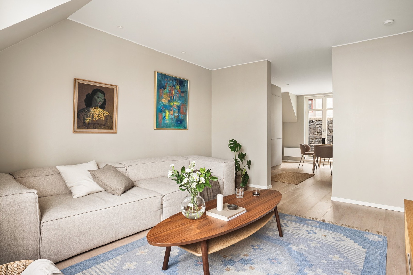 Det er praktisk fordelt med mediasone og spisesone i hver sin ende av rommet. Galleribilde