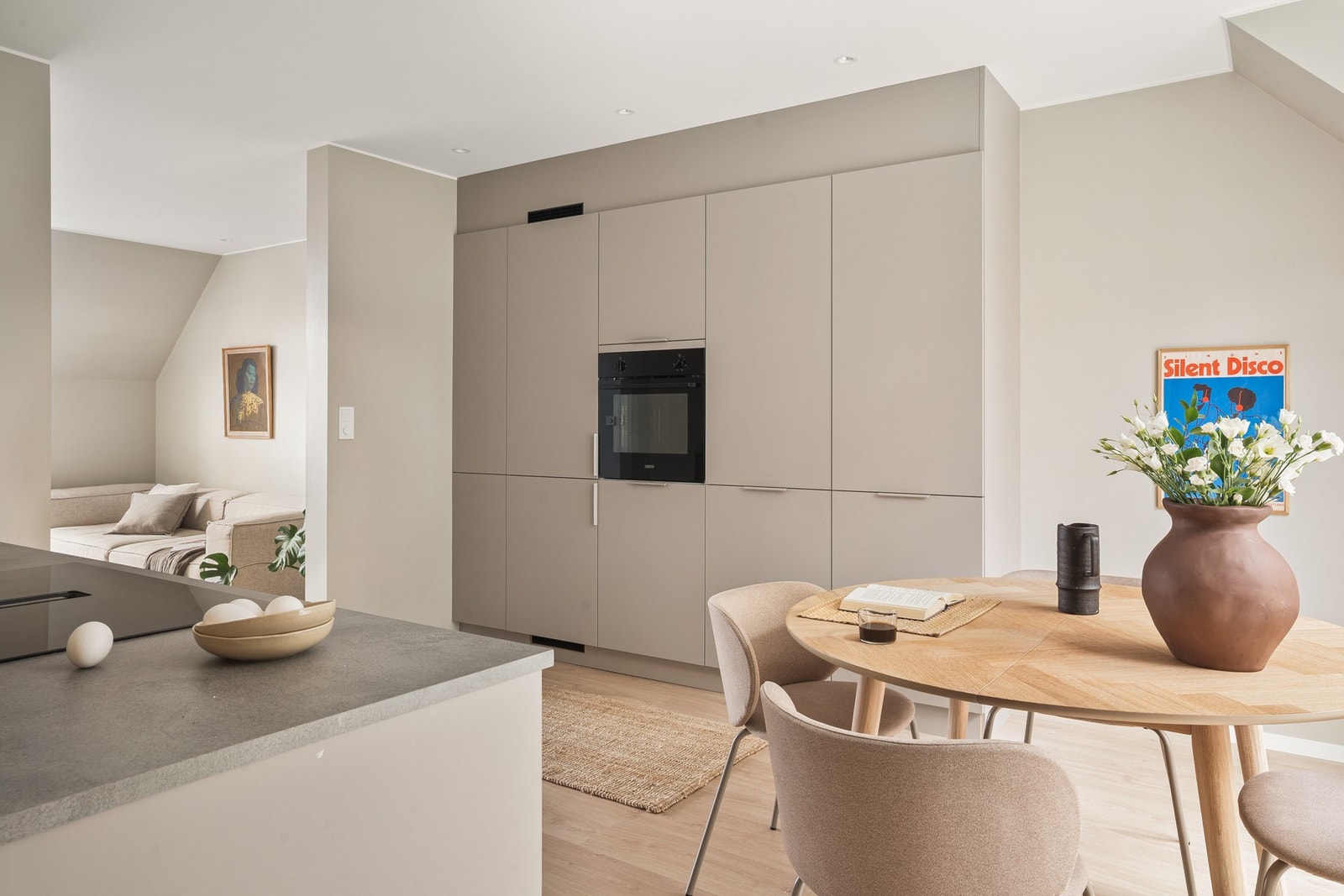 Kjøkkeninnredningen er levert av Kvik, og består av slette fronter, samt en laminat benkeplate med nedfelt vask av kompositt. Galleribilde