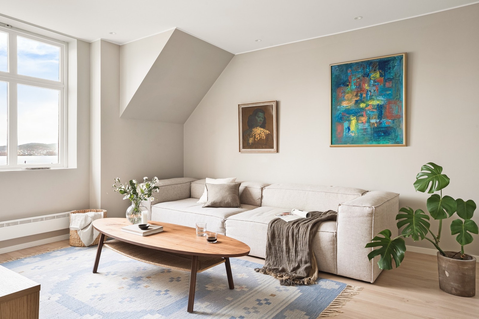 Videre kommer man inn i en åpen stue/kjøkken løsning. Rommet kan enkelt innredes med sofakrok, TV, og spisebord i hver sine soner. Galleribilde