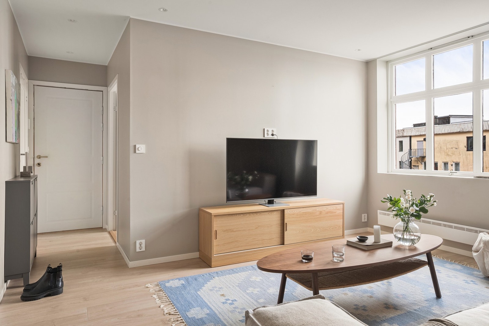 . De store vindusflatene kombinert med fargetonene gir rommet en flott atmosfære! Galleribilde