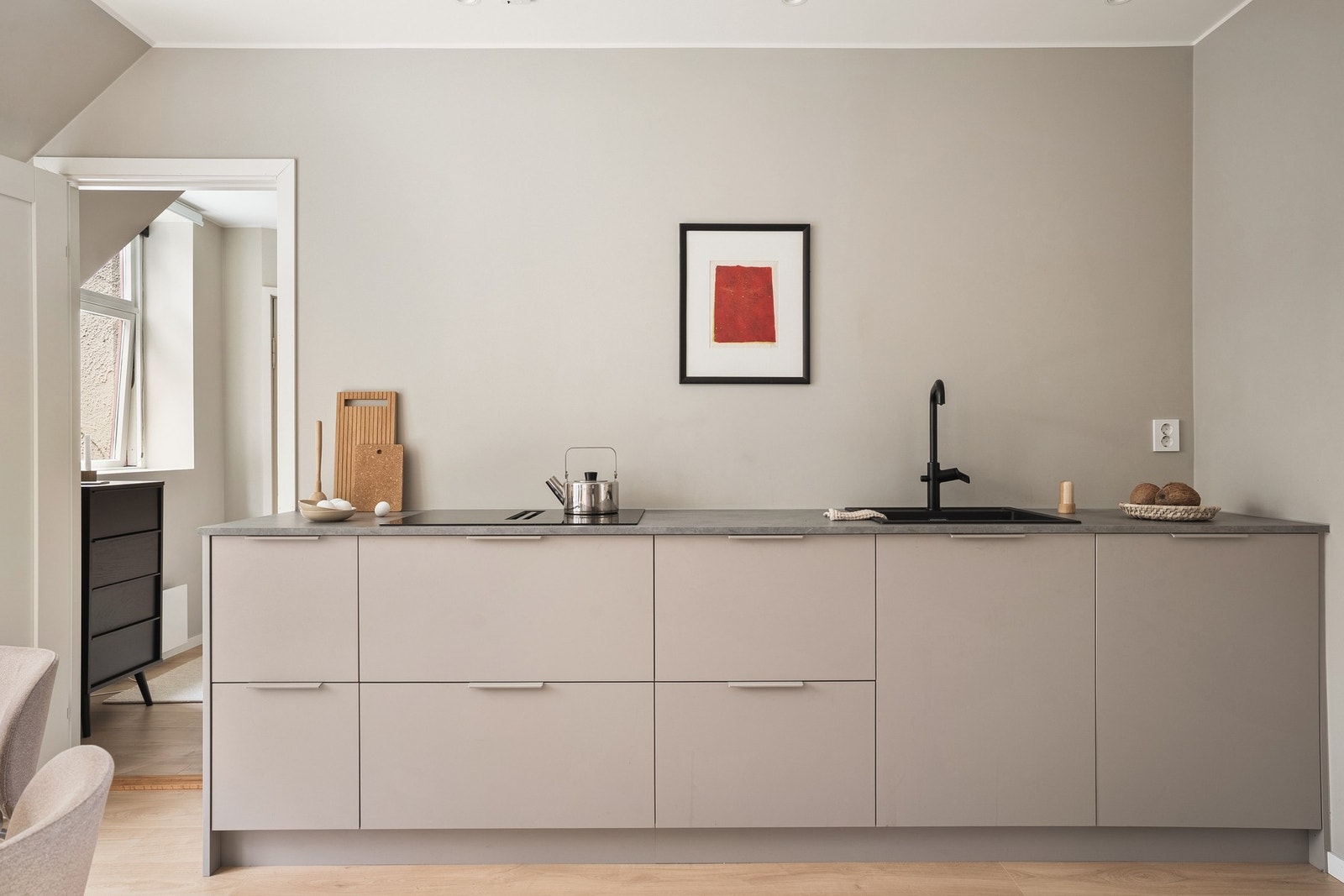 Innredningen fremstår moderne, og har rikelig med benke- og lagringsplass. Galleribilde