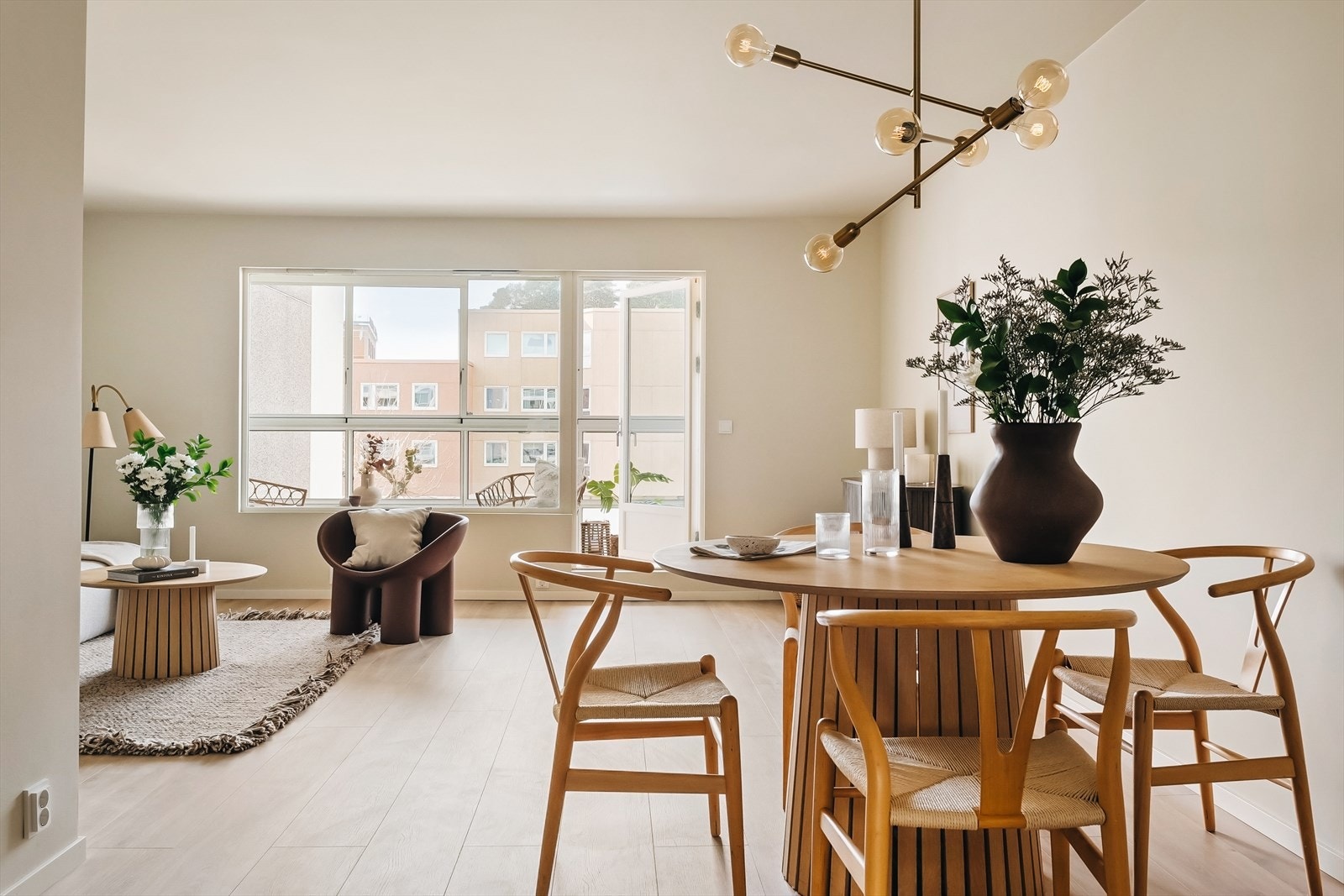 Leiligheten holder en gjennomgående god standard med laminatgulv, samt malte vegger og tak i tidsriktige fargetoner Galleribilde