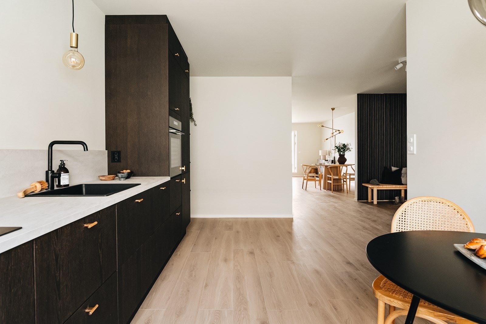 Kjøkkenet er utstyrt med integrerte hvitevarer som kjøl/fryseskap, oppvaskmaskin, induksjonstopp med avtrekk og stekeovn. Galleribilde