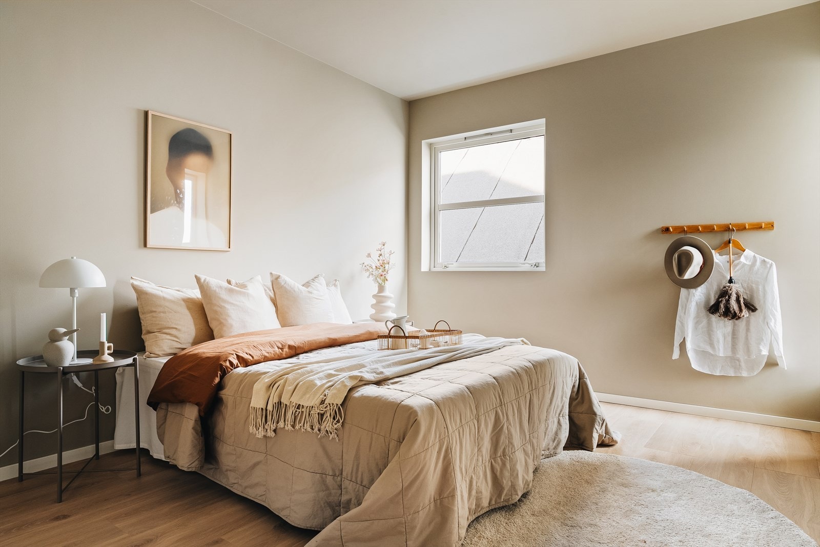 Hovedsoverommet måler 11 m² og det er god plass til dobbeltseng, kommoder og garderobe Galleribilde