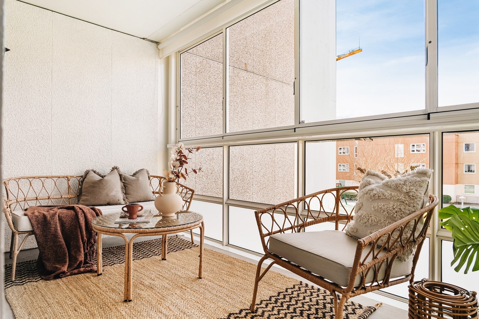 Praktisk innglasset altan på 10 m², som oppleves som en forlengelse av stuen og kan fint brukes hele året rundt. Galleribilde