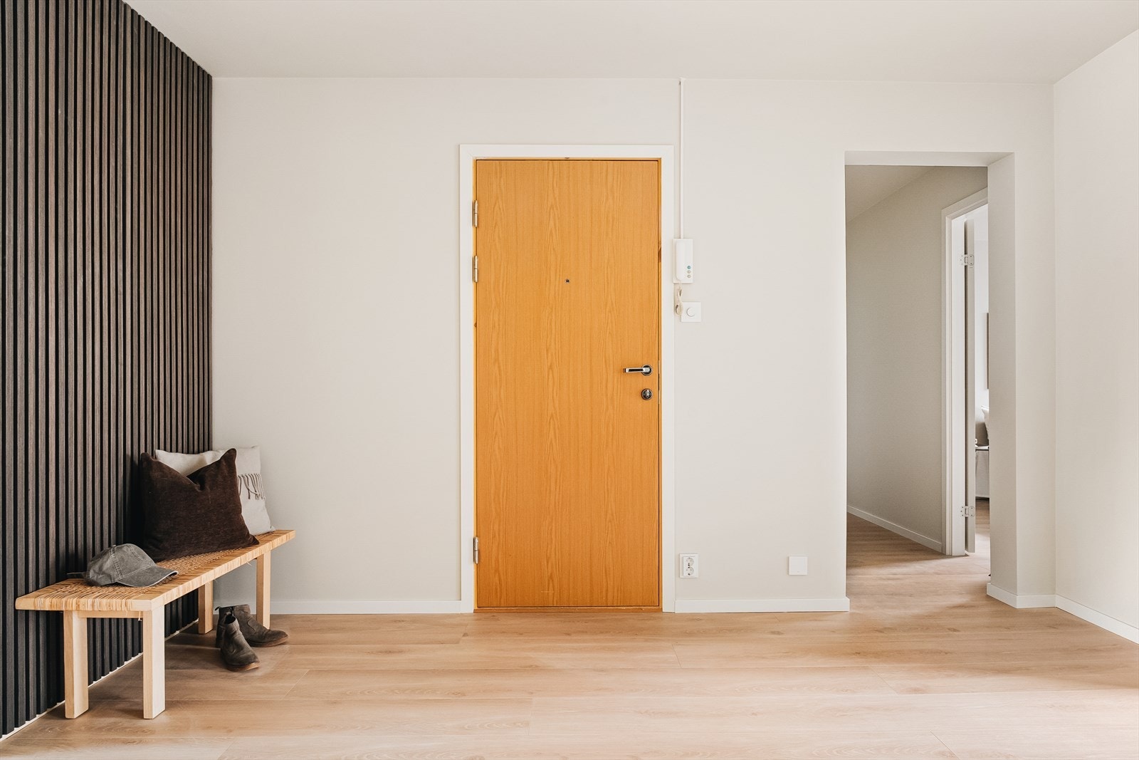 I entréen er det laget til en skillevegg for å grense av rommene fra hverandre. Her er det god plass til å sette opp gardeobeskap. Galleribilde