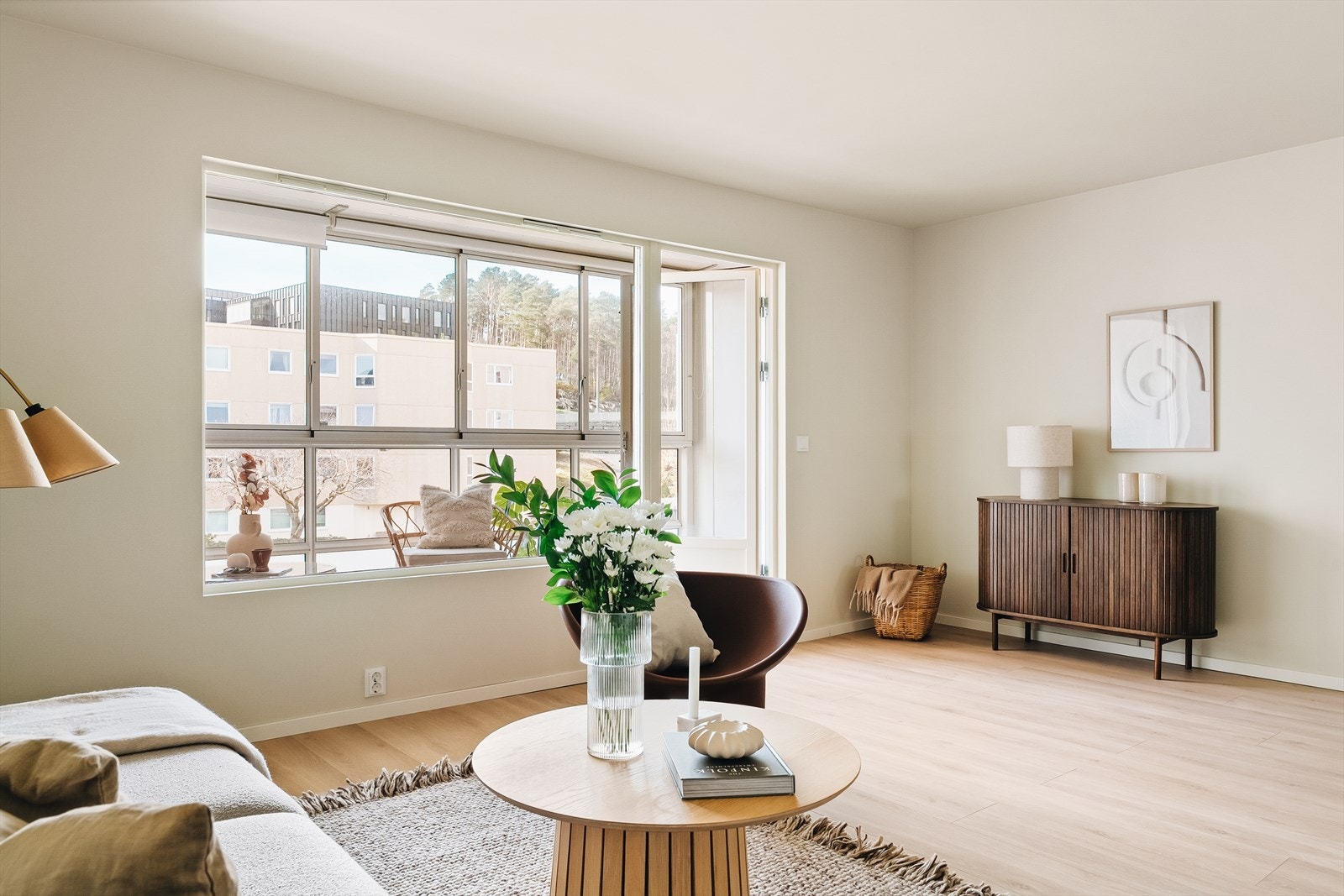 Store vindusflater i stuen gir rommet mye naturlig lys Galleribilde