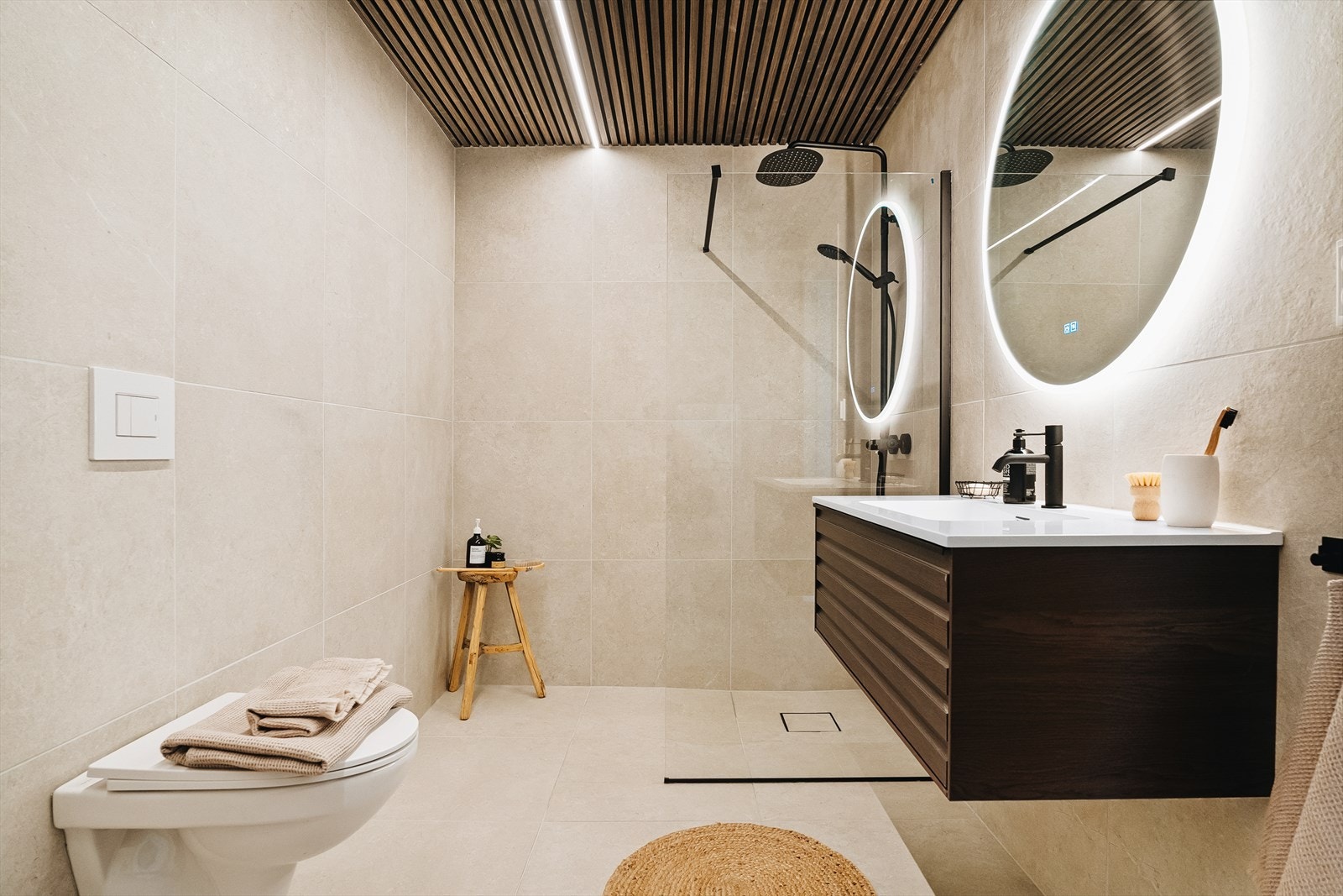 Helfliset og lekkert bad med 60x60 fliser på gulv og vegger. Legg merke til spilene i taket Galleribilde