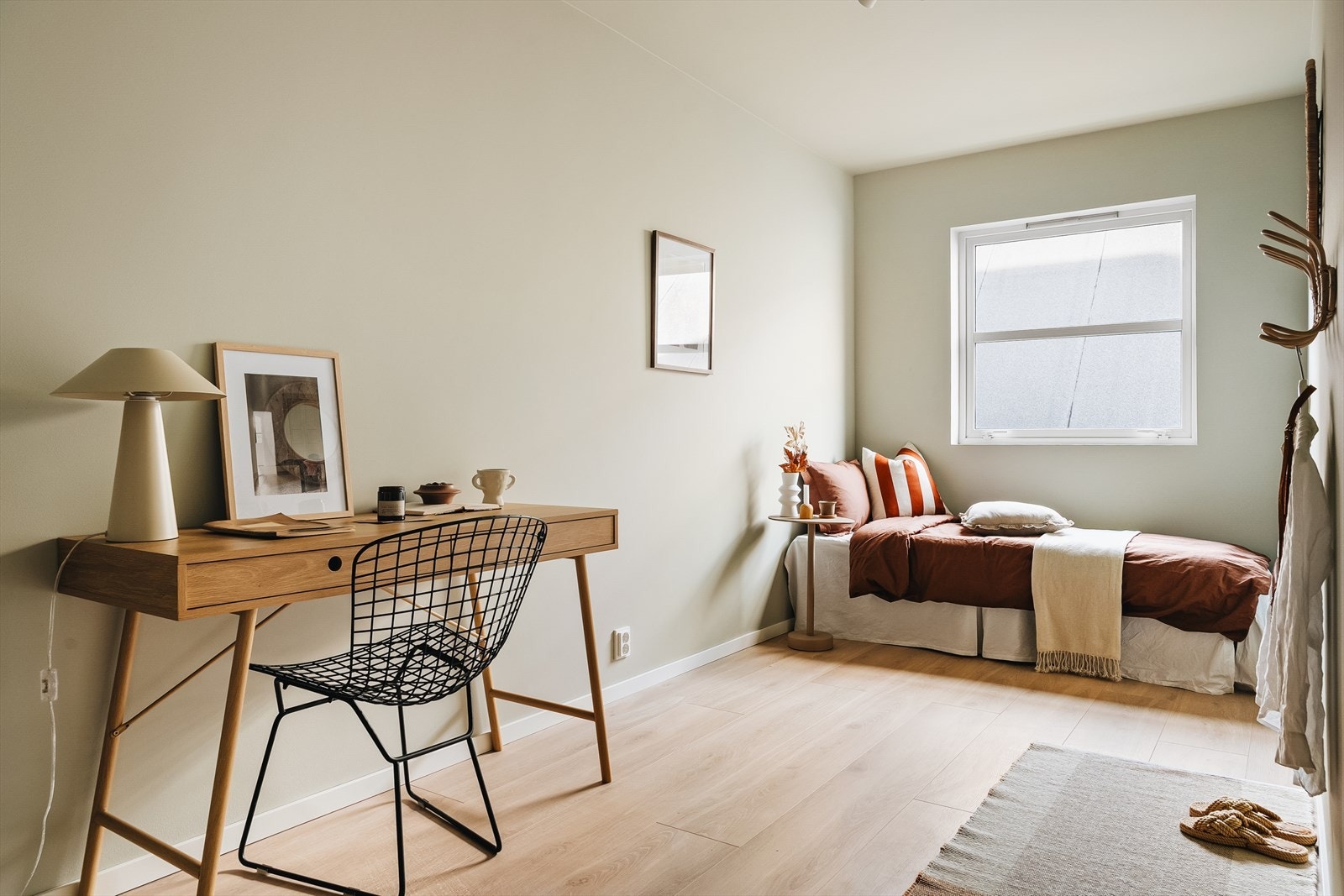 Soverom nr. 2 måler også 11 m² og innehar god plass til ønsket møblement. Galleribilde