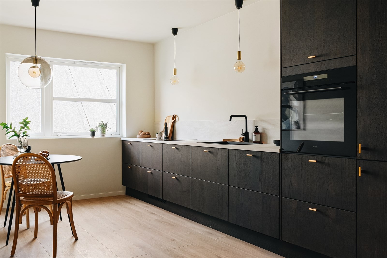 Lekkert kjøkken fra 2024/2025 med gjennomgående god kvaliteter -med glatte fronter og laminert benkeplate og integrerte hvitevarer. Galleribilde