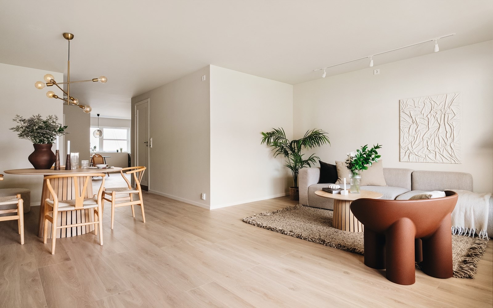 Stuen er av god størrelse på totalt 53,1 m² hvor det er god plass til sofa- og spisegruppe Galleribilde