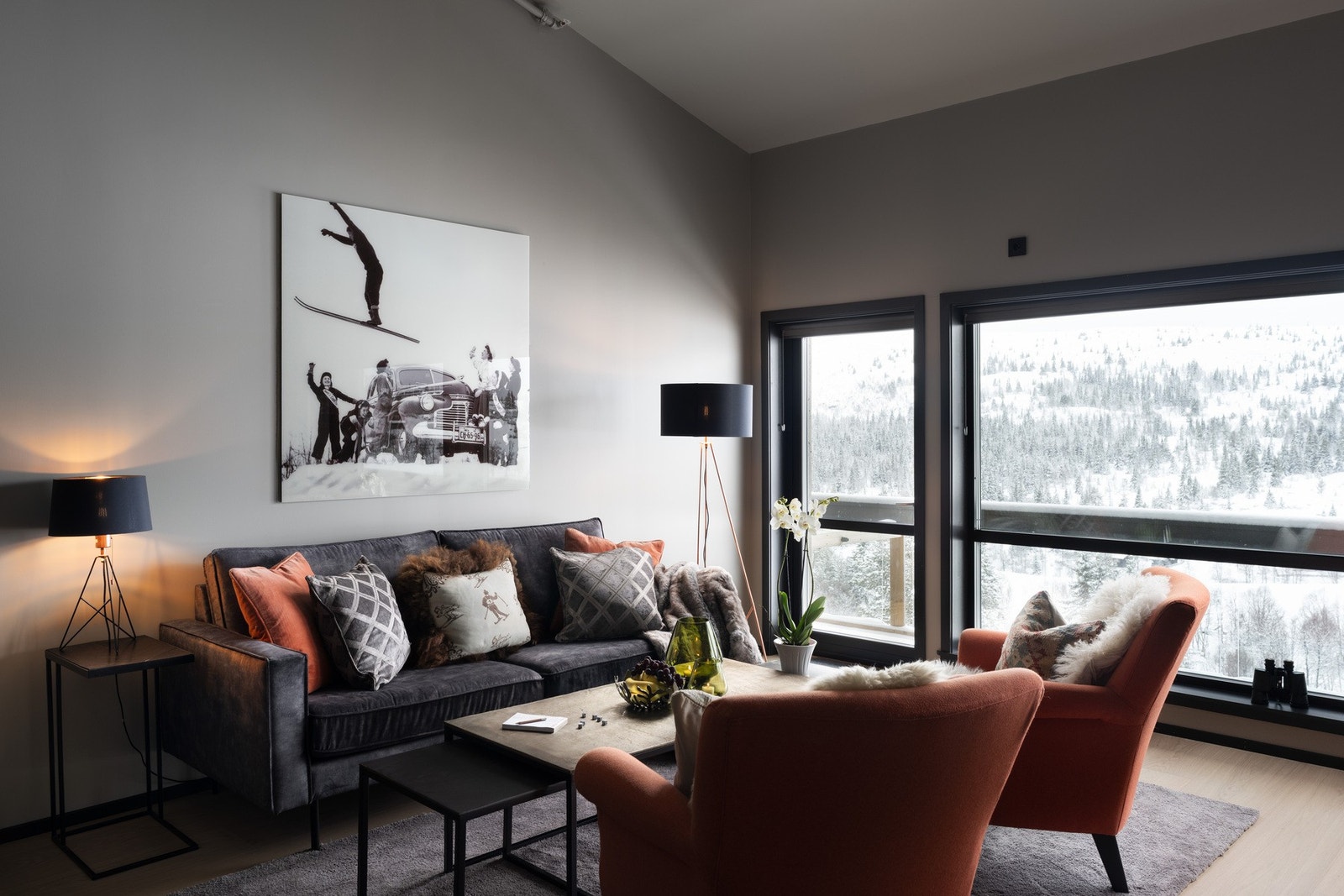 Store vinduer i front med flott utsikt. Galleribilde