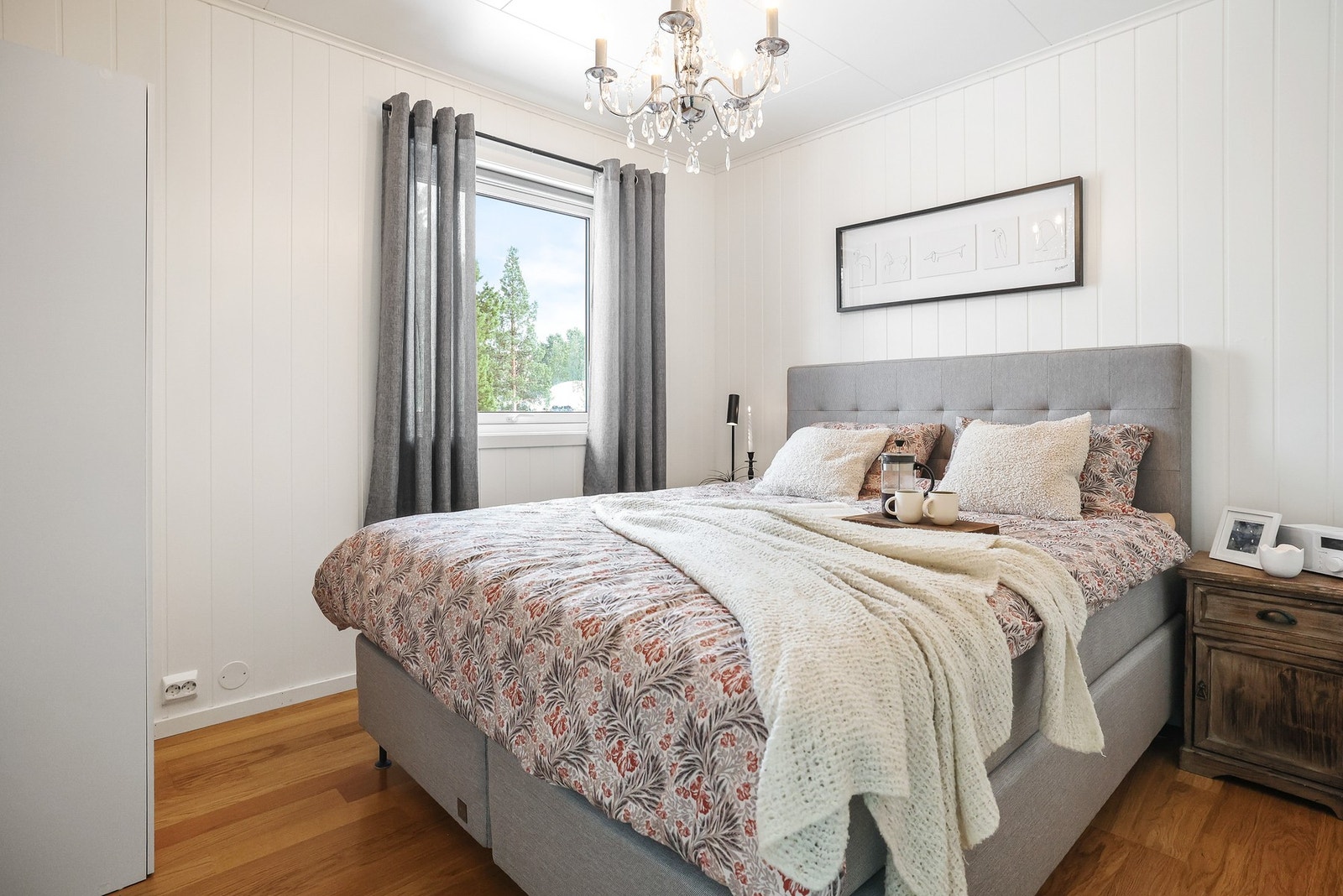 Soverommet har plass til dobbeltseng med tilhørende møblement. Fra dette rommet er det også direkte adkomst til bad. Galleribilde