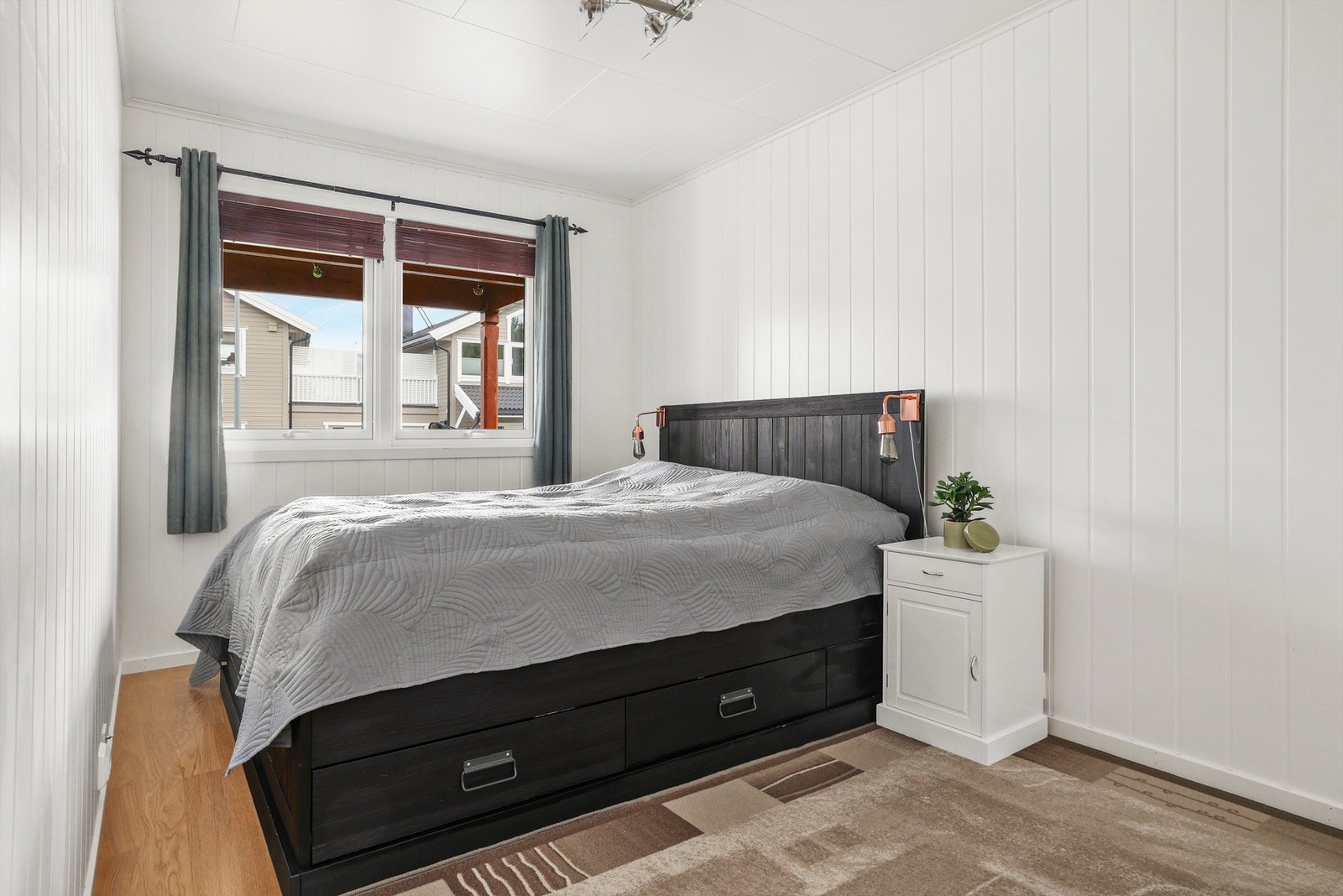 soverommet har fint plass til dobbeltseng med tilhørende møblement. Galleribilde