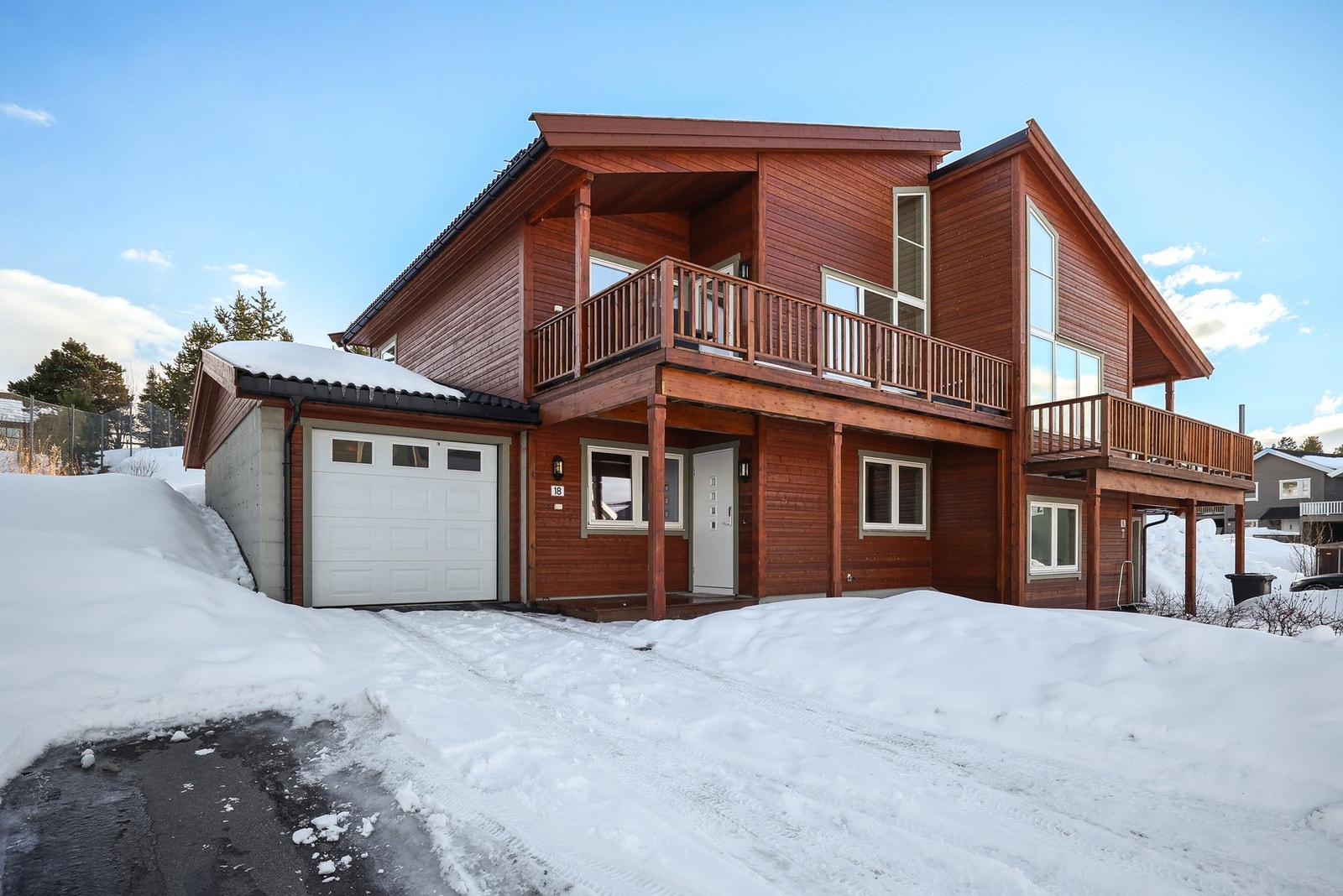 Boligen har parkeringsmuligheter i garasje og ellers i innkjørsel. Galleribilde