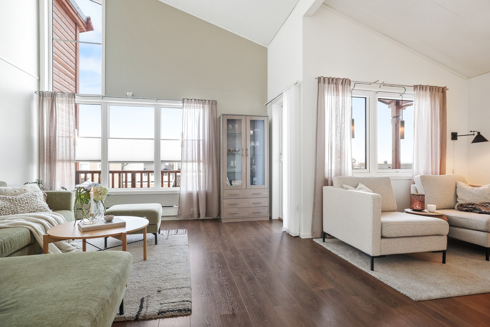 Åpen og romslig stue med gode møbleringsmuligheter. Den gode takhøyden gir et luftig preg. Galleribilde