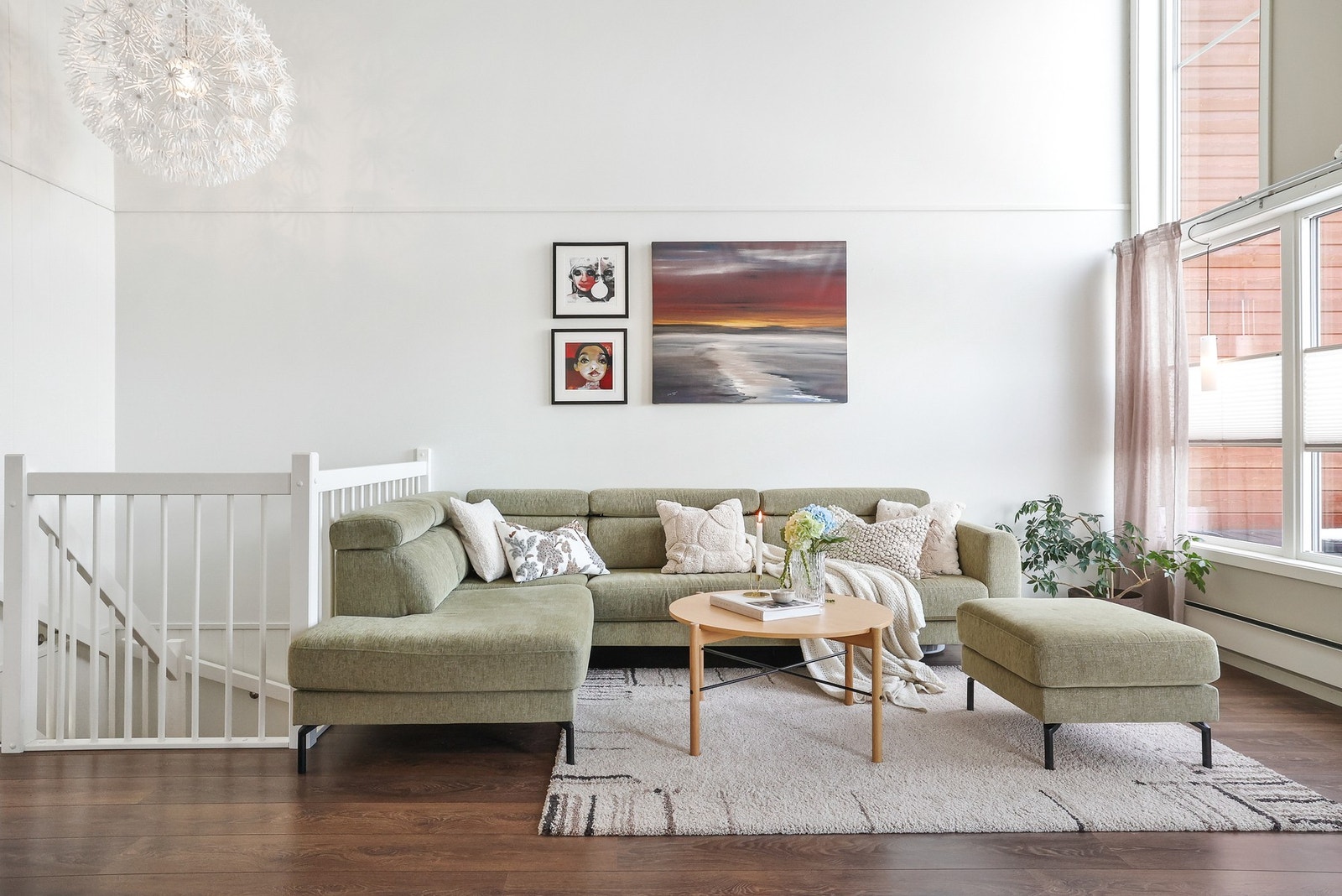 Det er fint plass til sofagruppe med tilhørende møblement. Galleribilde