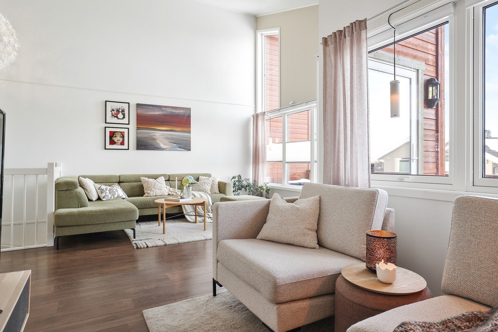 Boligen har en åpen løsning som skaper en romslig og luftig følelse, samtidig som smarte planløsninger gir tydelige soner for ulike bruksområder. Galleribilde