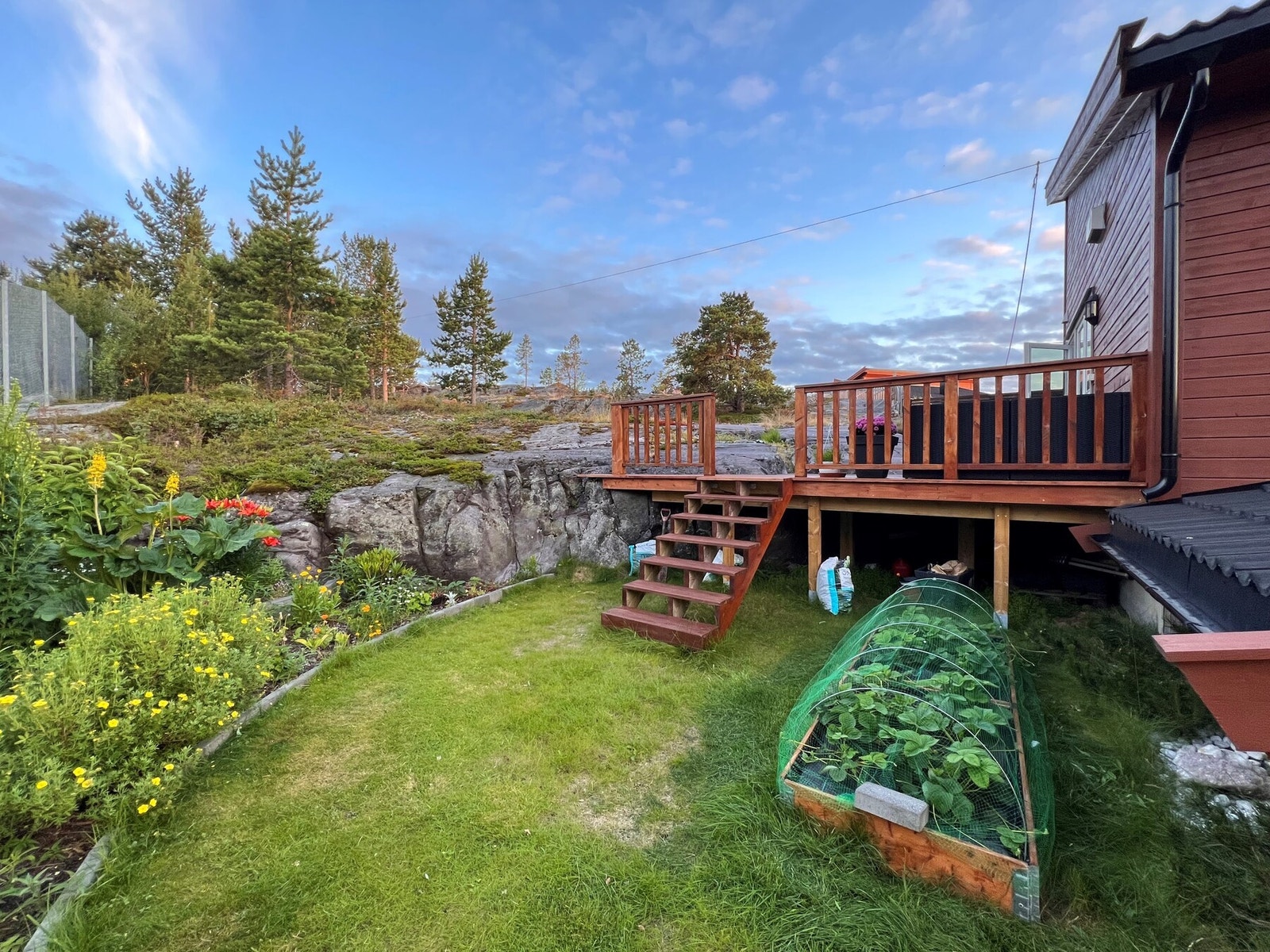 Boligen har utvidet terrasse, og en flott uteområde. Galleribilde