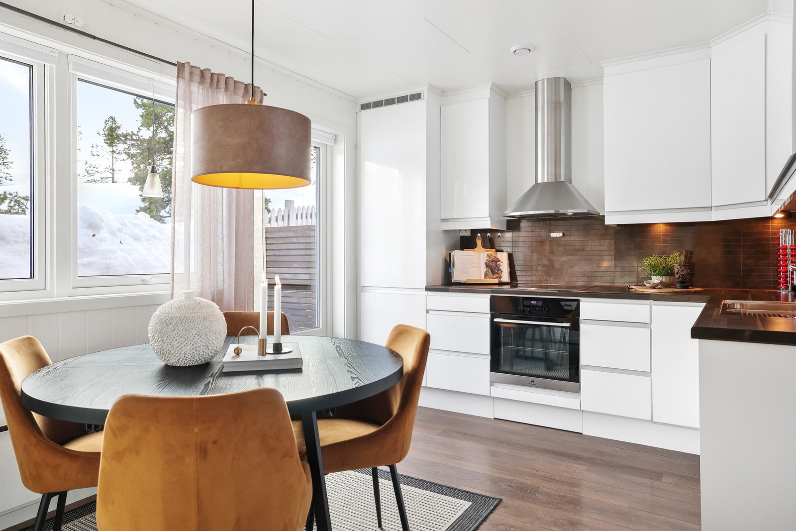 Kjøkkenet har integrerte hvitevarer og automatisk vannstopper med fuktsensor. Galleribilde