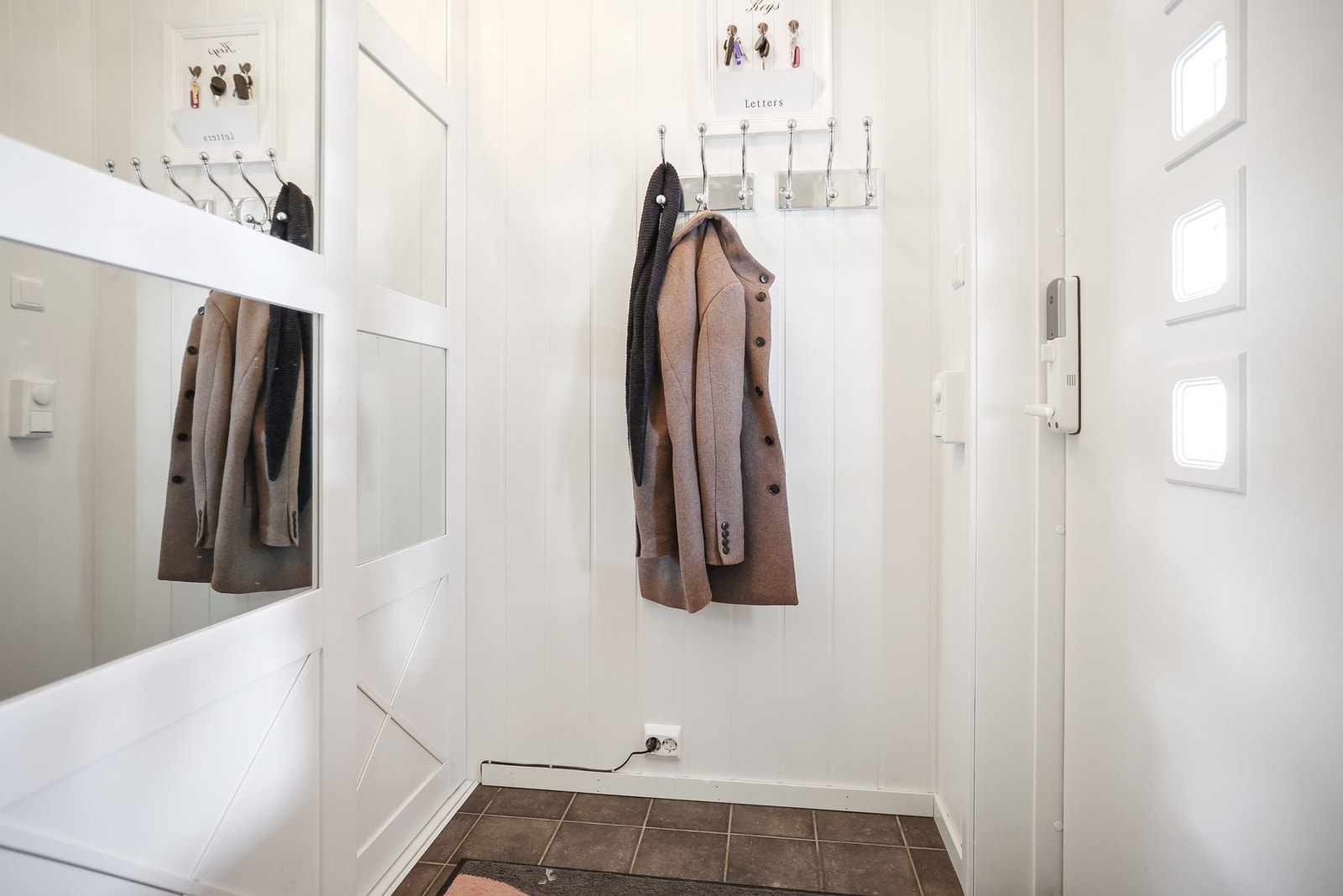 Vel inne blir man møtt av en lys og luftig entré. Det er gode oppbevaringsmuligheter i skyvedørsgarderobe. Galleribilde